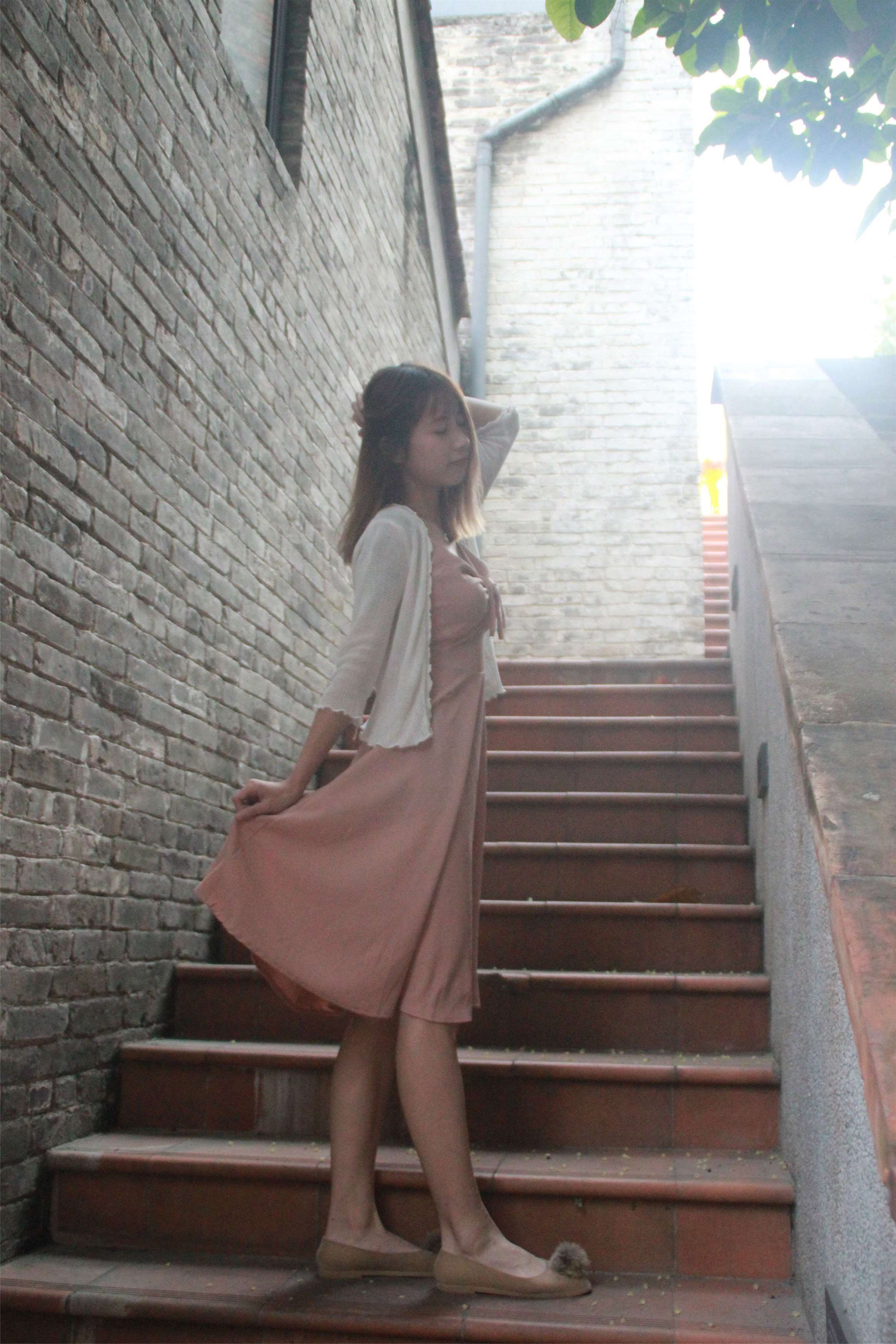 《嫩足与落叶》作品图