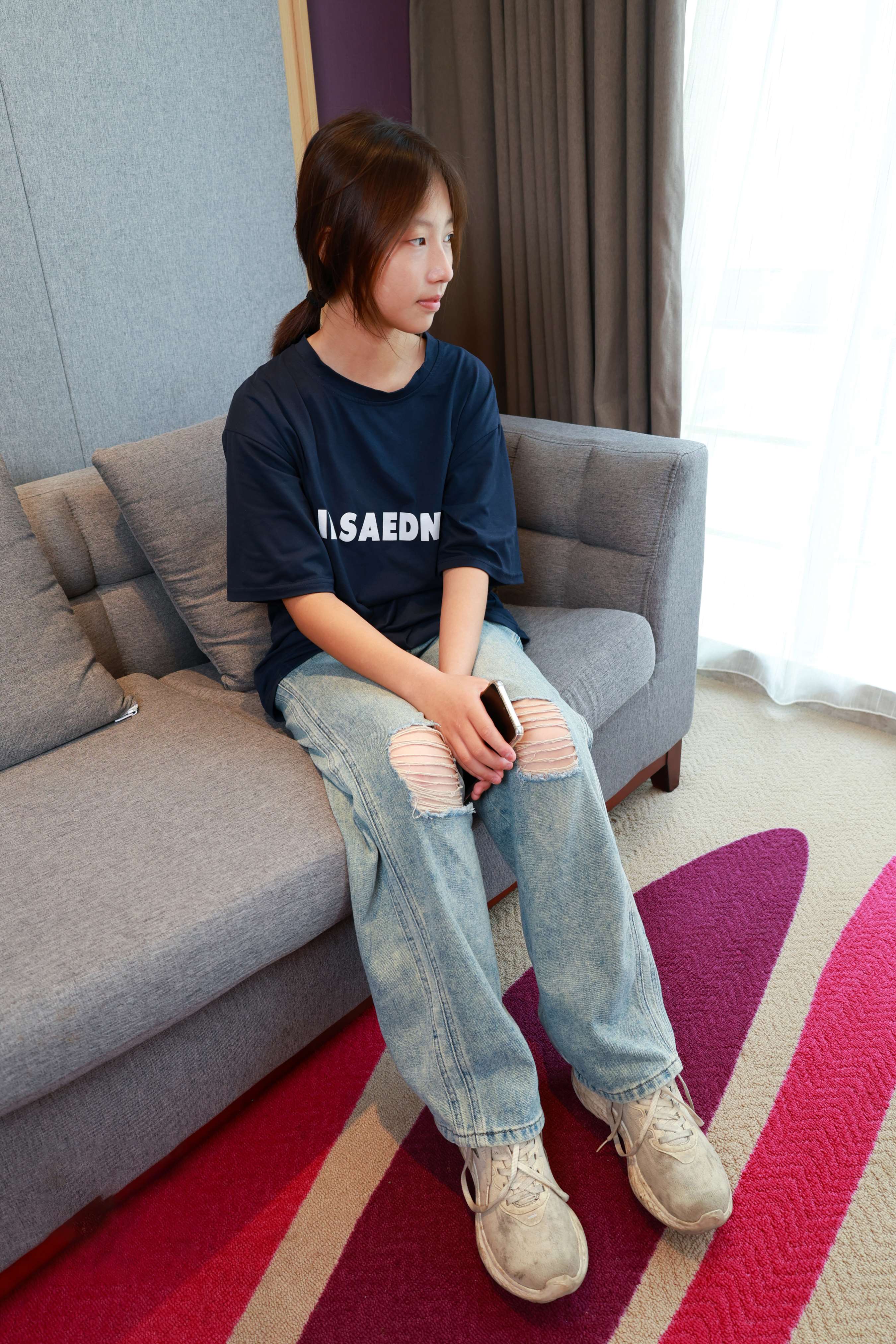 《少女脱脏鞋袜展嫩足》作品图