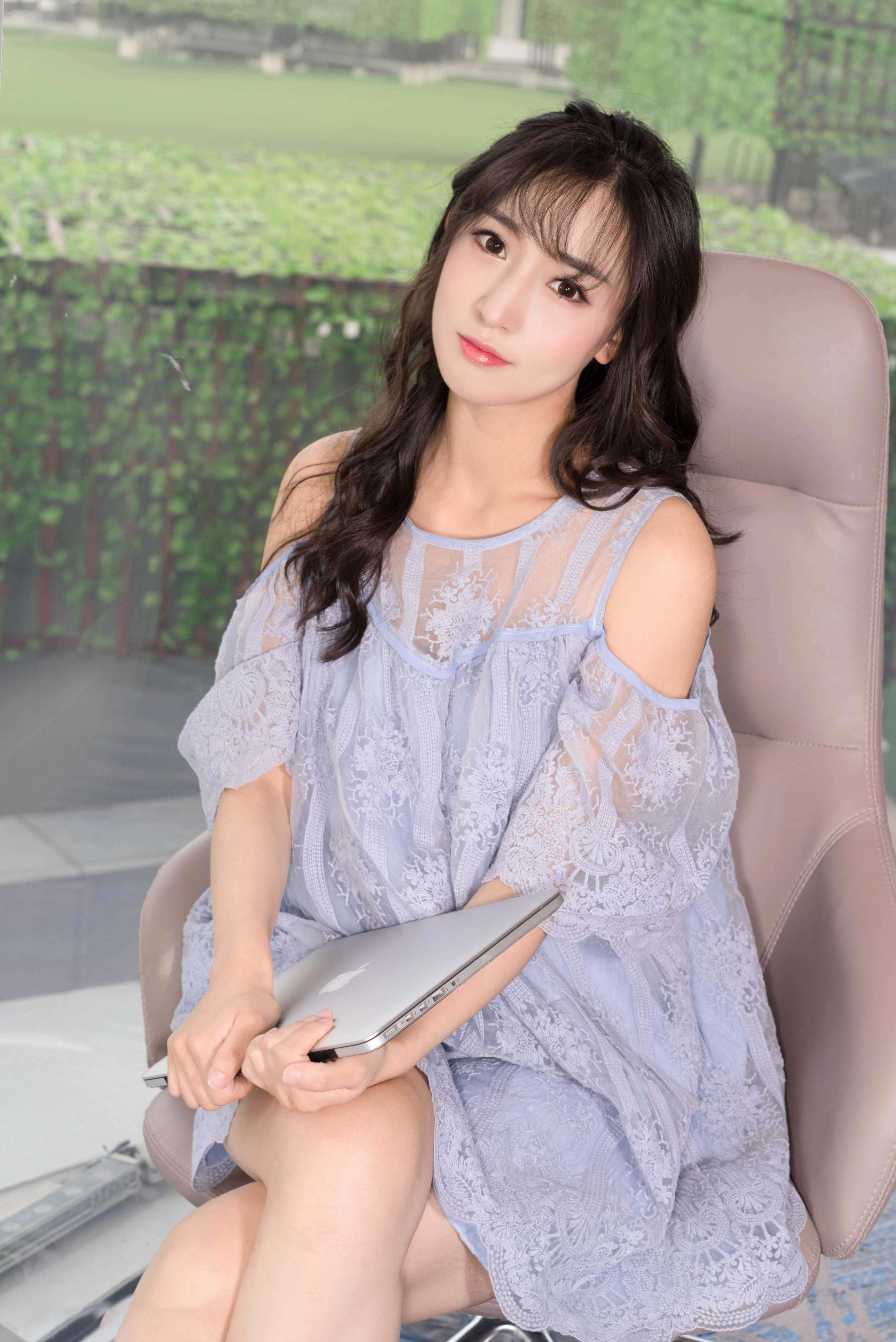 《姜潞-美女脚丫挑着鞋》作品图