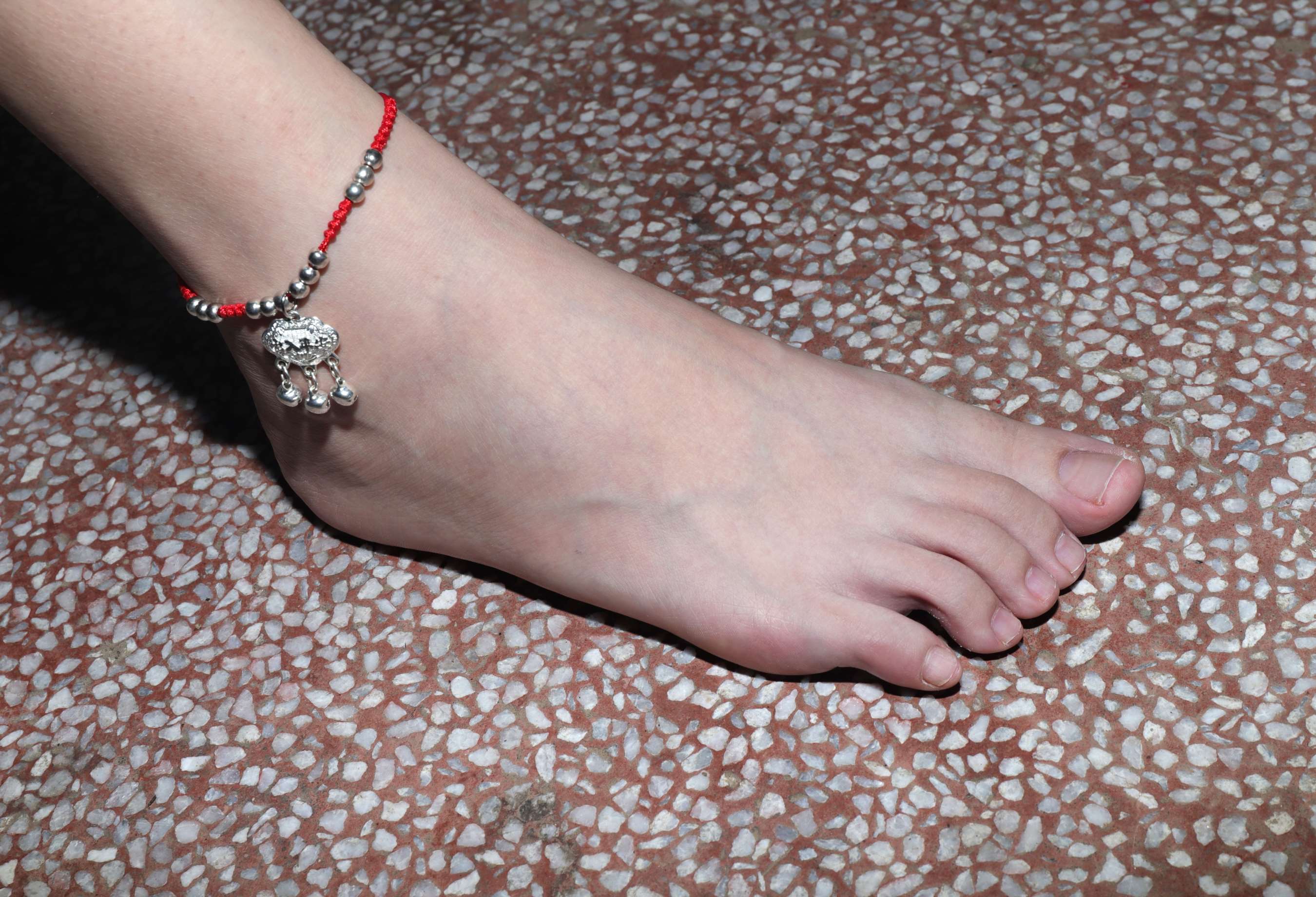 《大学生小群的37码白嫩脚丫》作品图