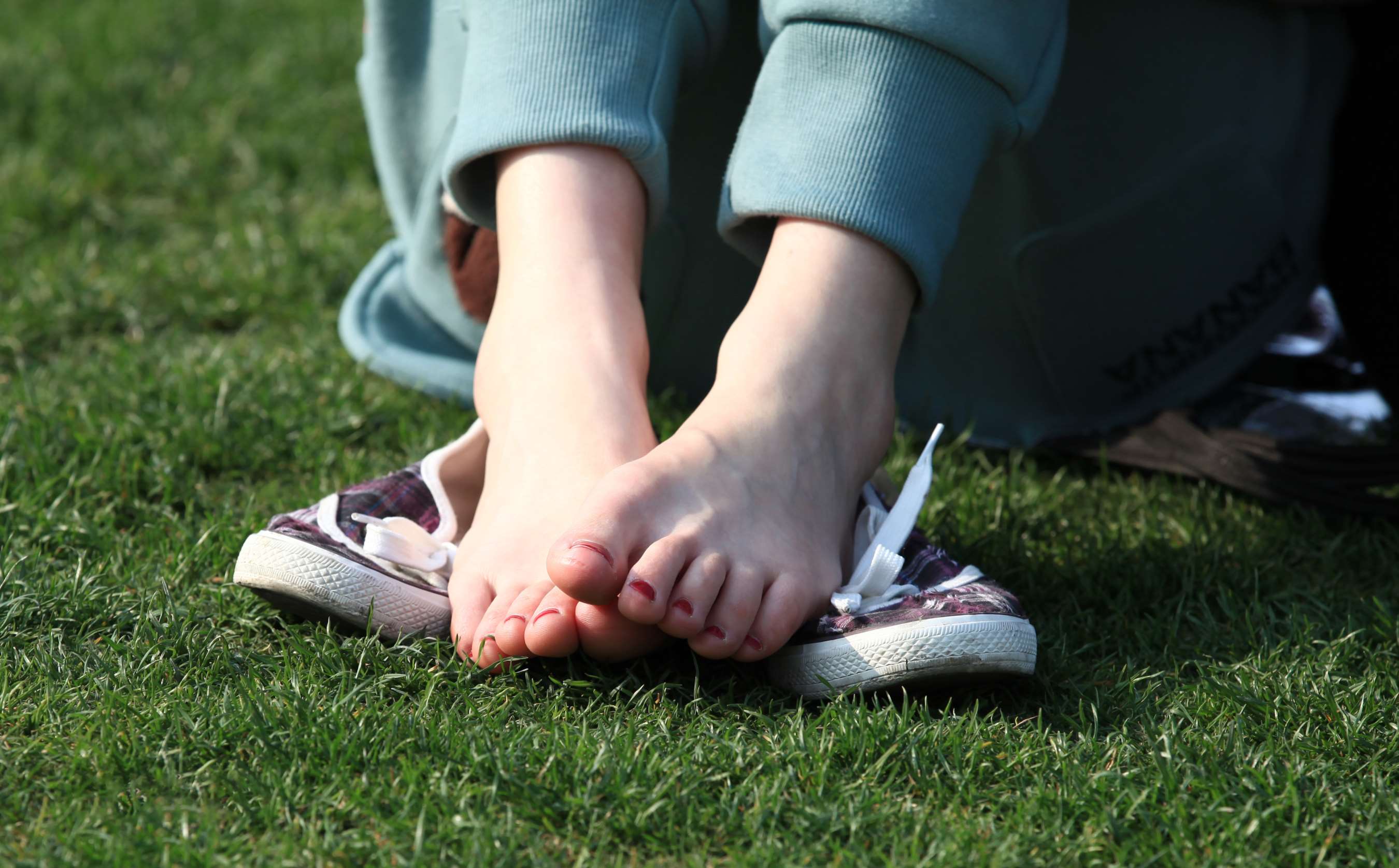 《骨感、细嫩、雪白的少女二趾长艳足》作品图