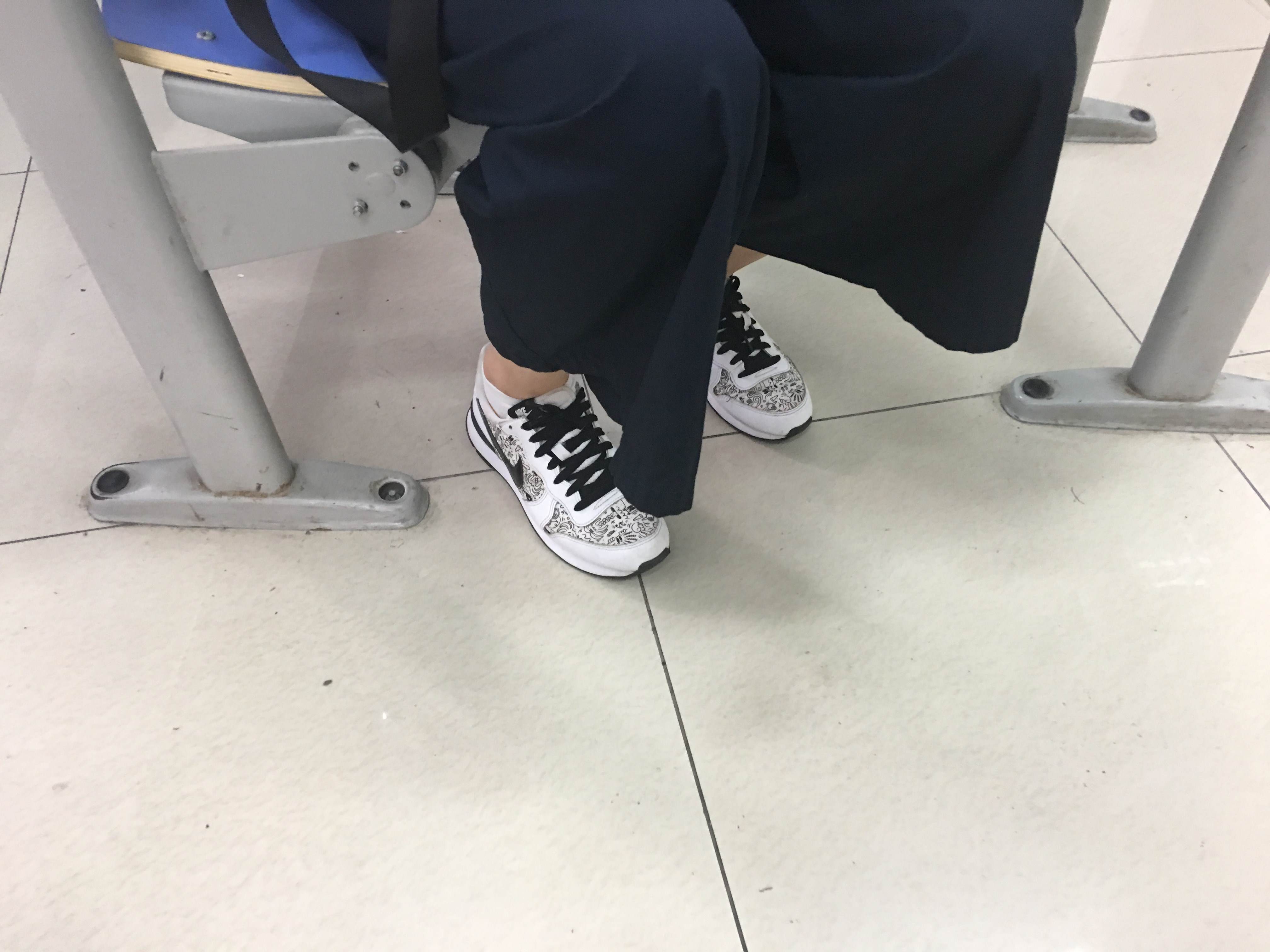 《眼镜学妹的棉袜脚丫》作品图