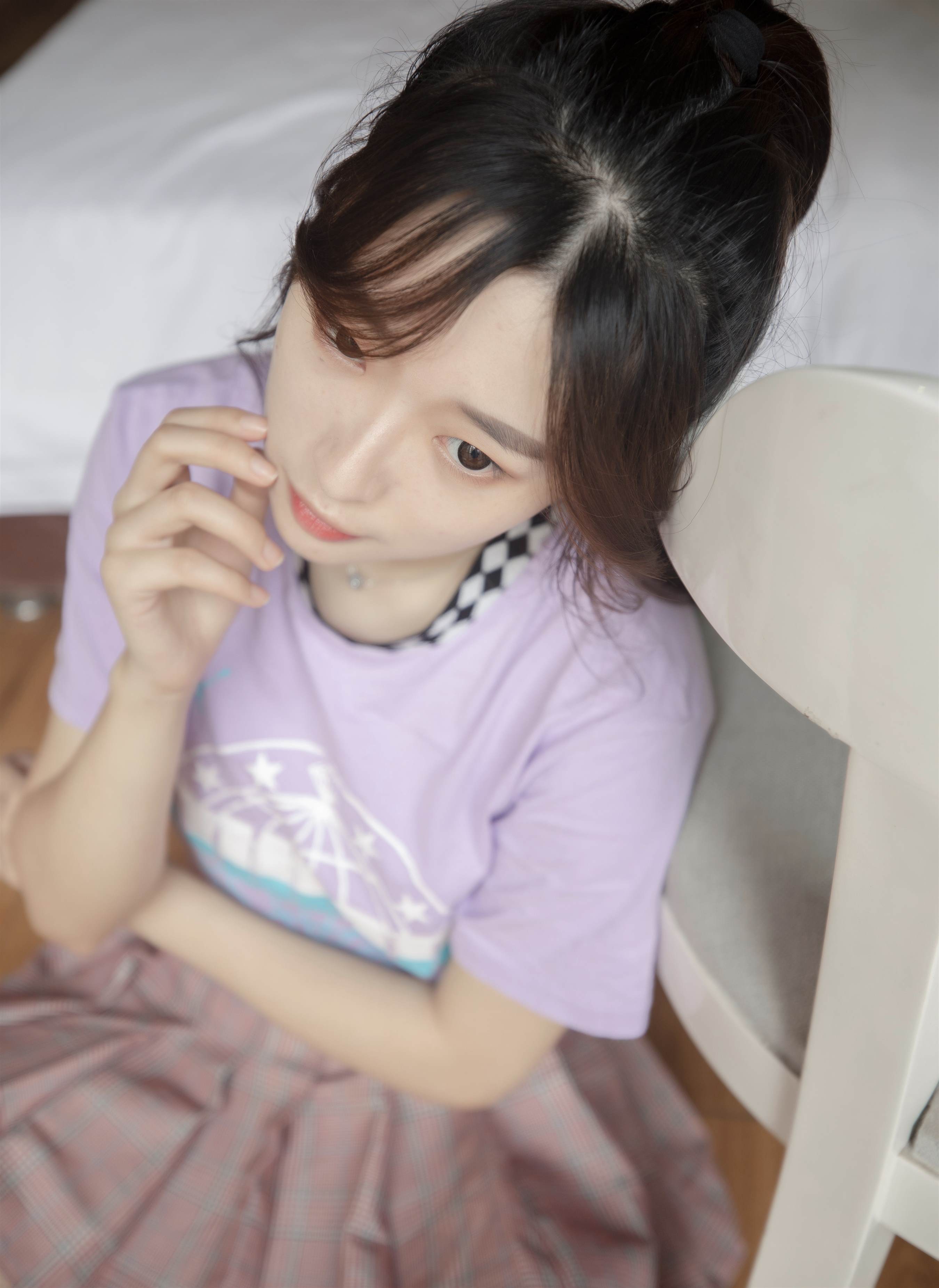 《运动鞋の丝袜脚丫》作品图