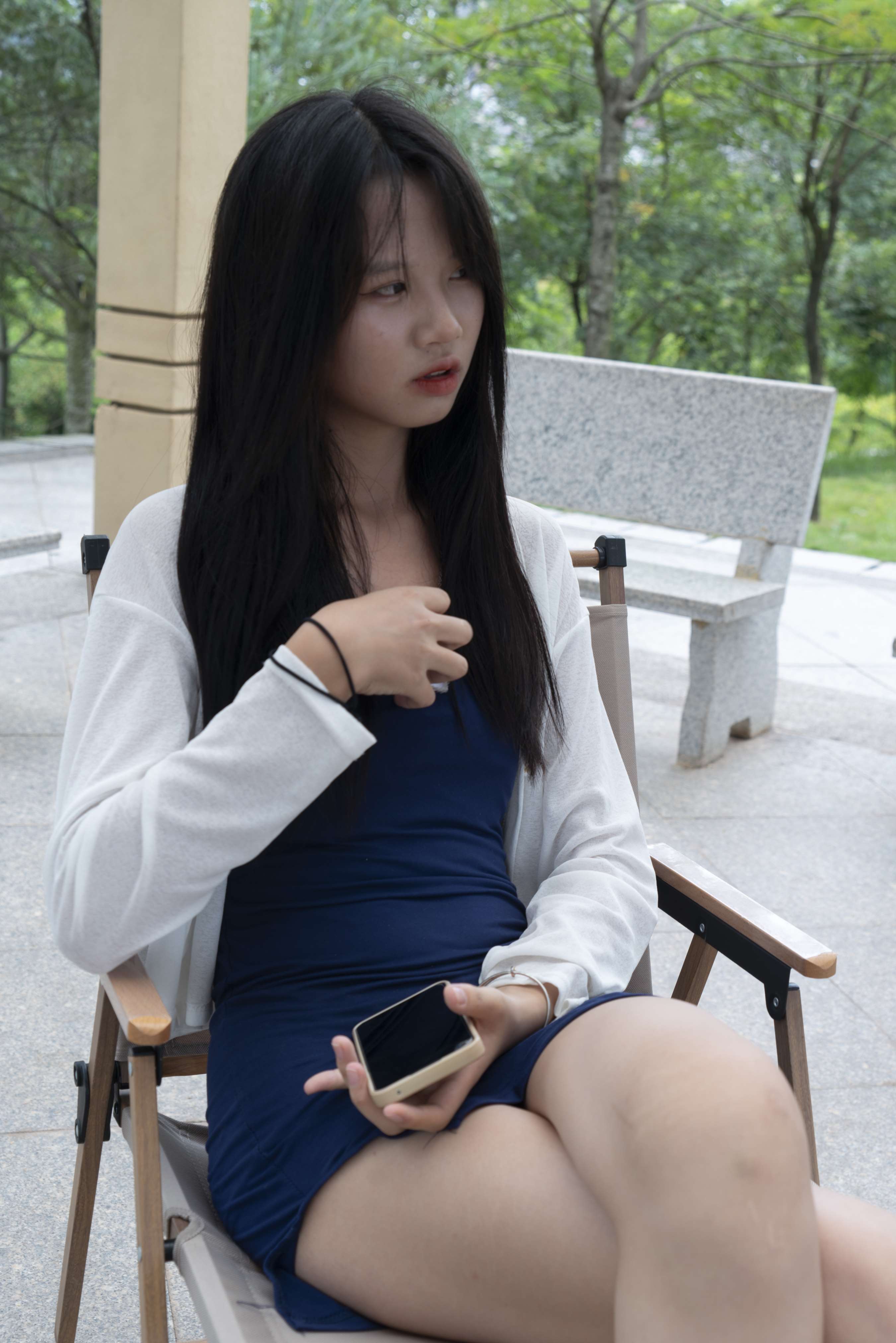 《学妹公园包臀裙の短丝脚丫》作品图