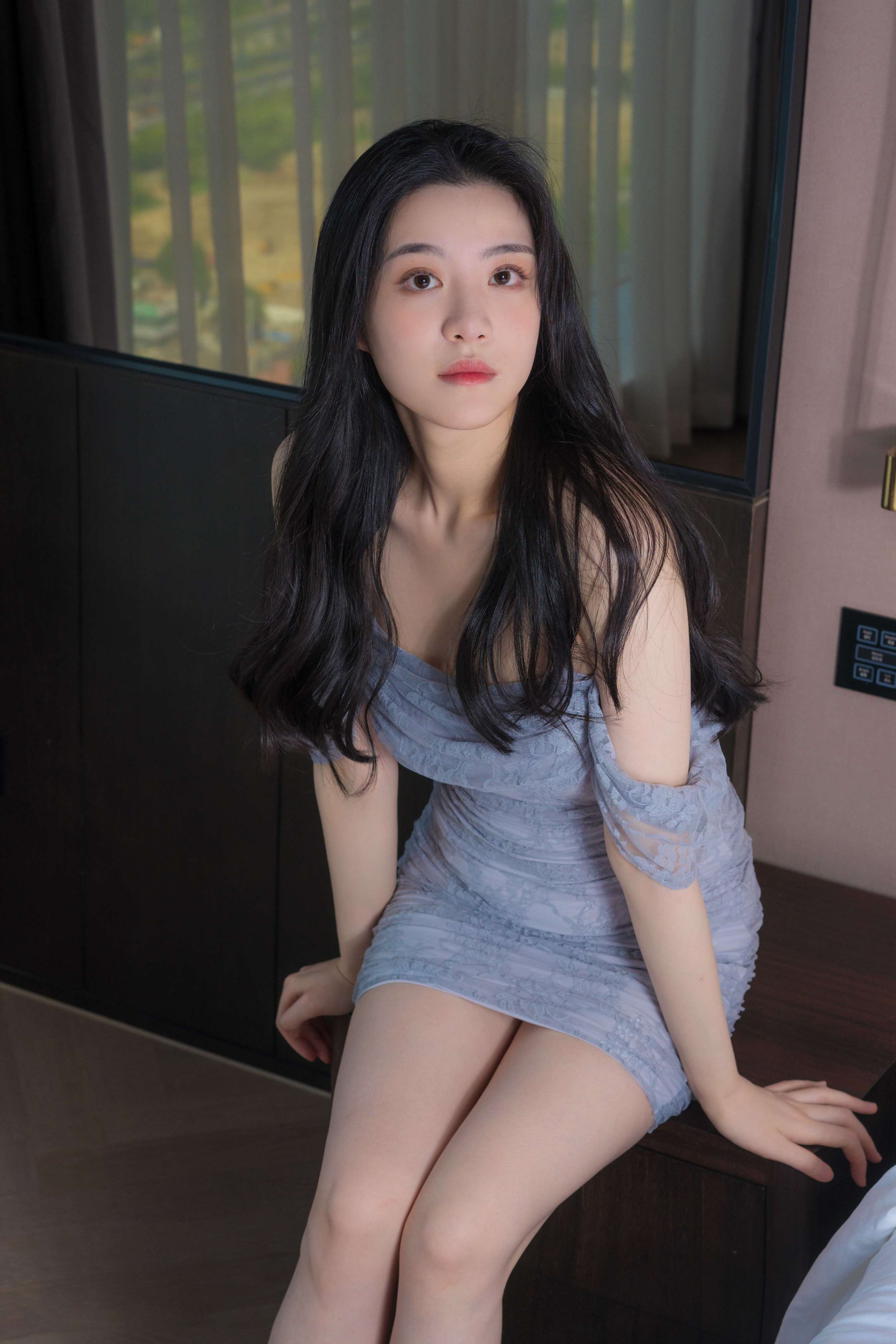 《佰琳-穿着草鞋的玉趾和足底》作品图