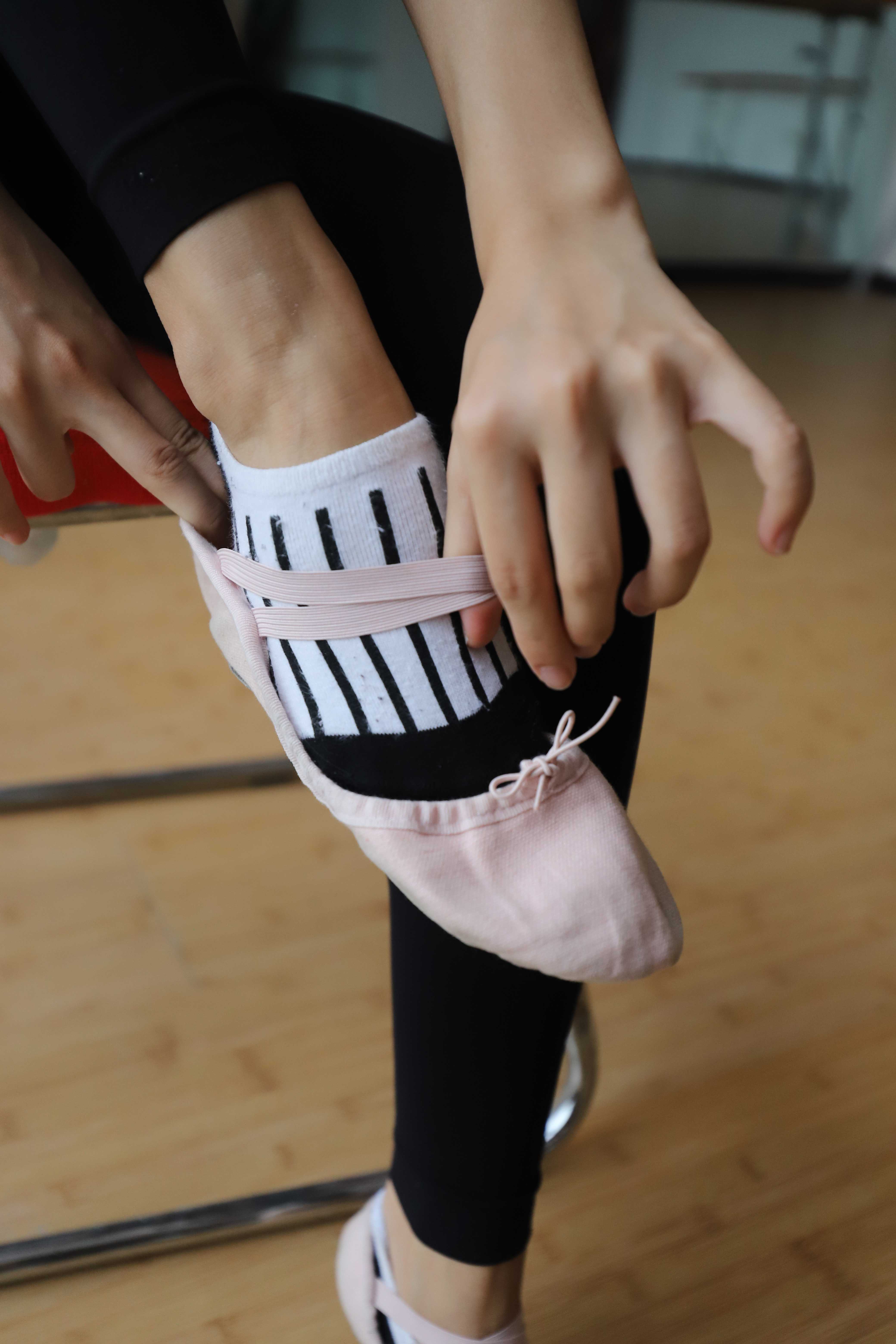 《刚练完舞的小姐姐》作品图