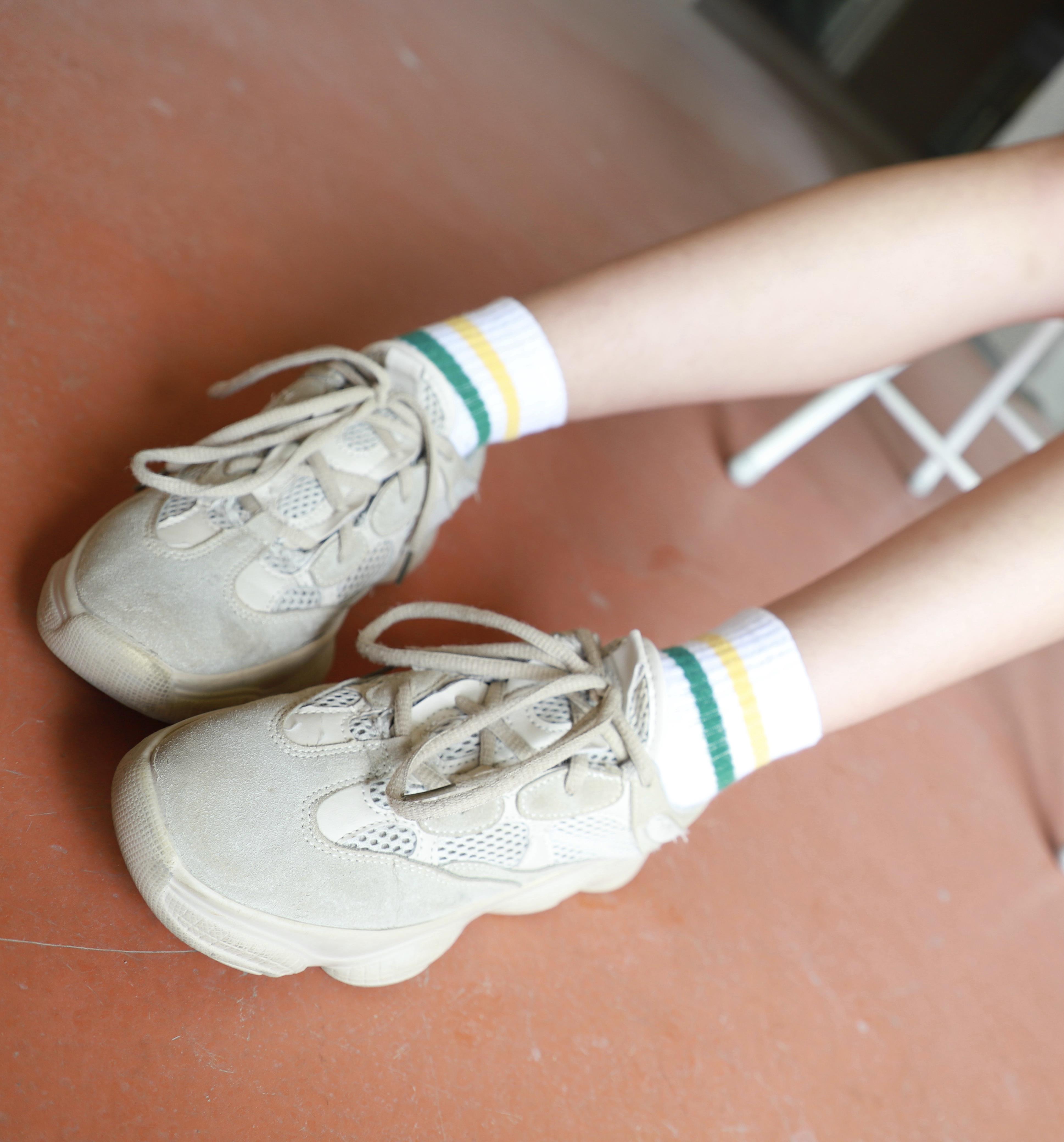 《短发少女的棉袜脚+视频1个》作品图