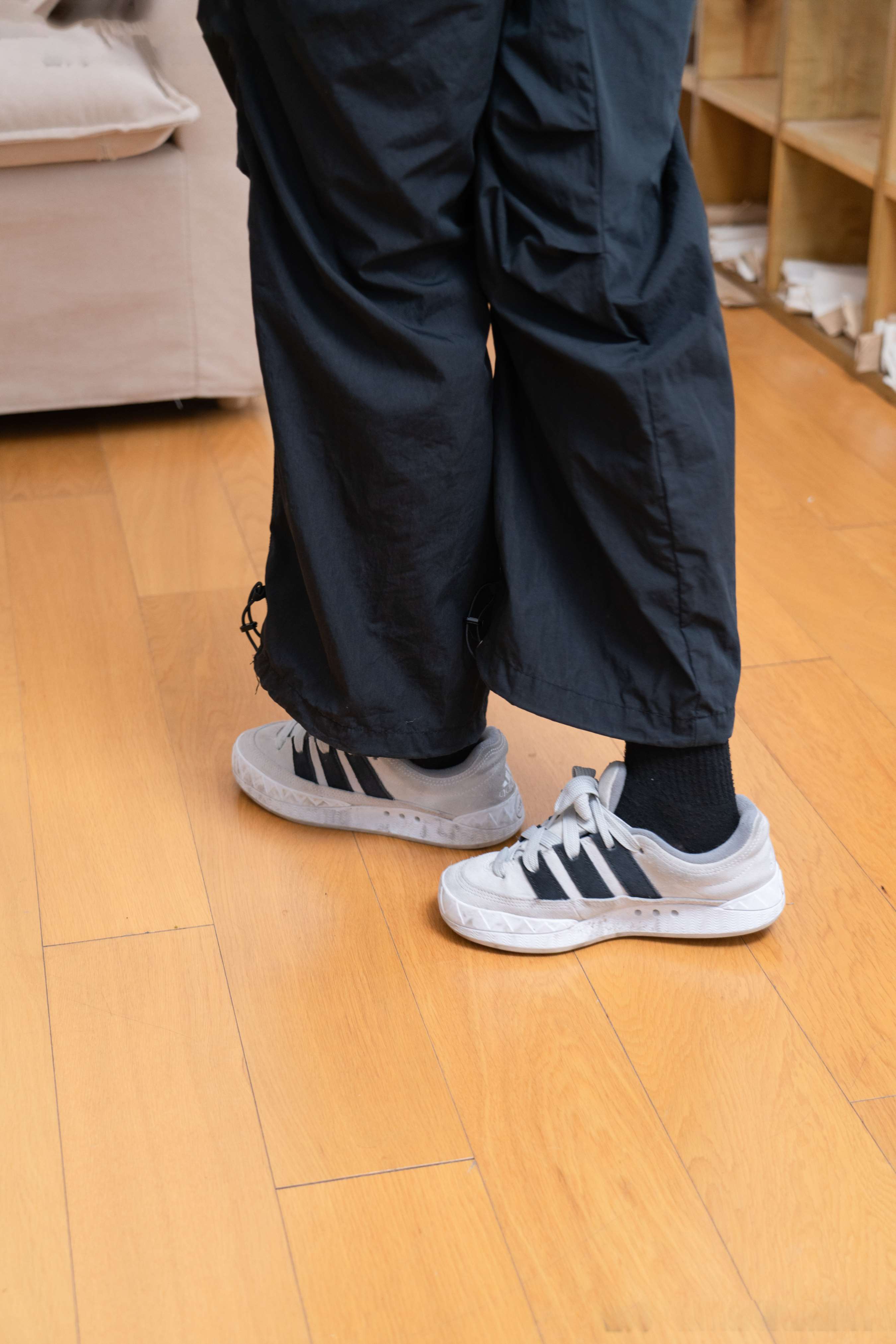 《小云-板鞋、黑棉袜、裸足、剪指甲泡脚剧情》作品图