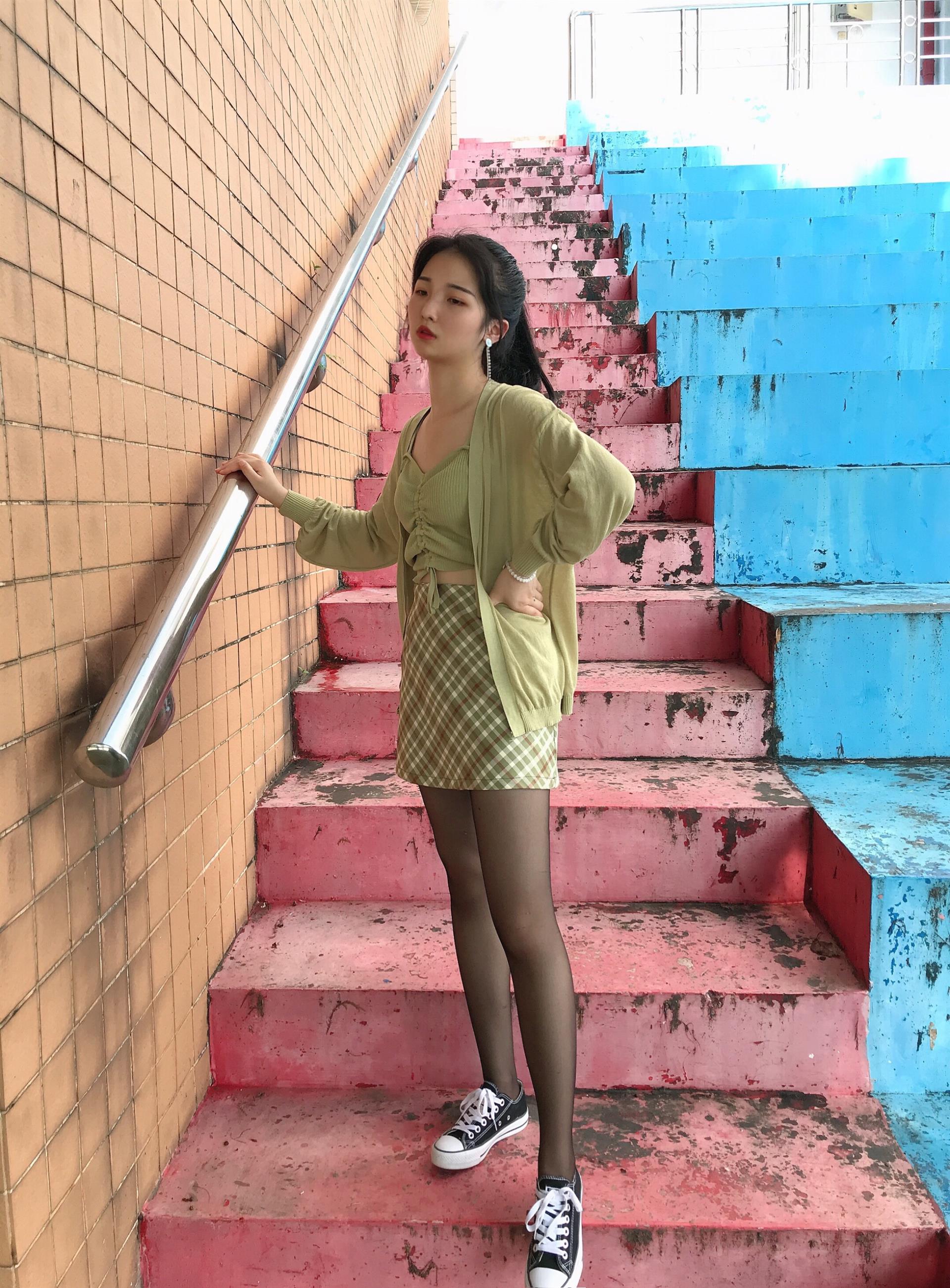 《操场黑丝帆布鞋脚丫》作品图