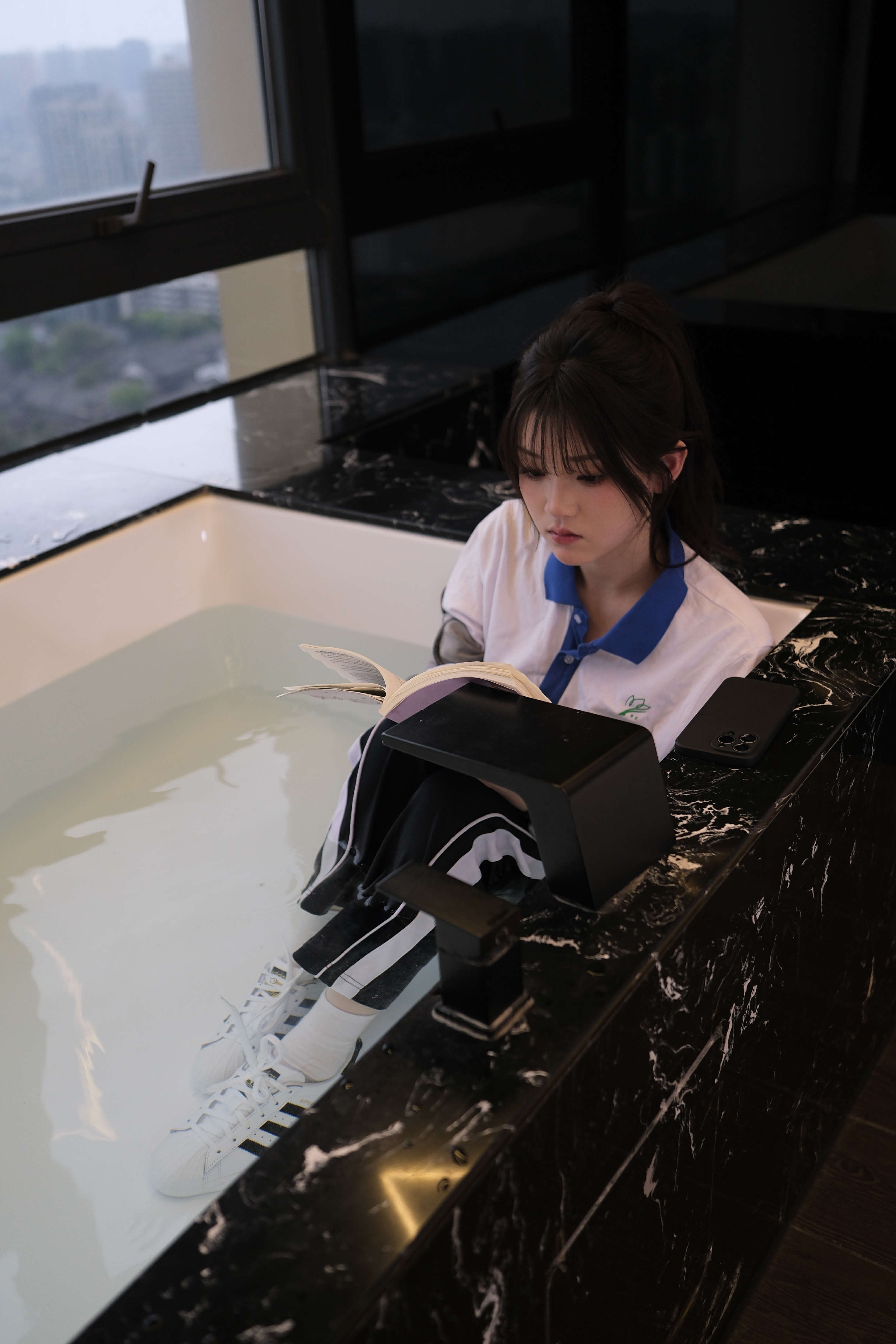 《水淼深圳校服贝壳鞋泡水》作品图