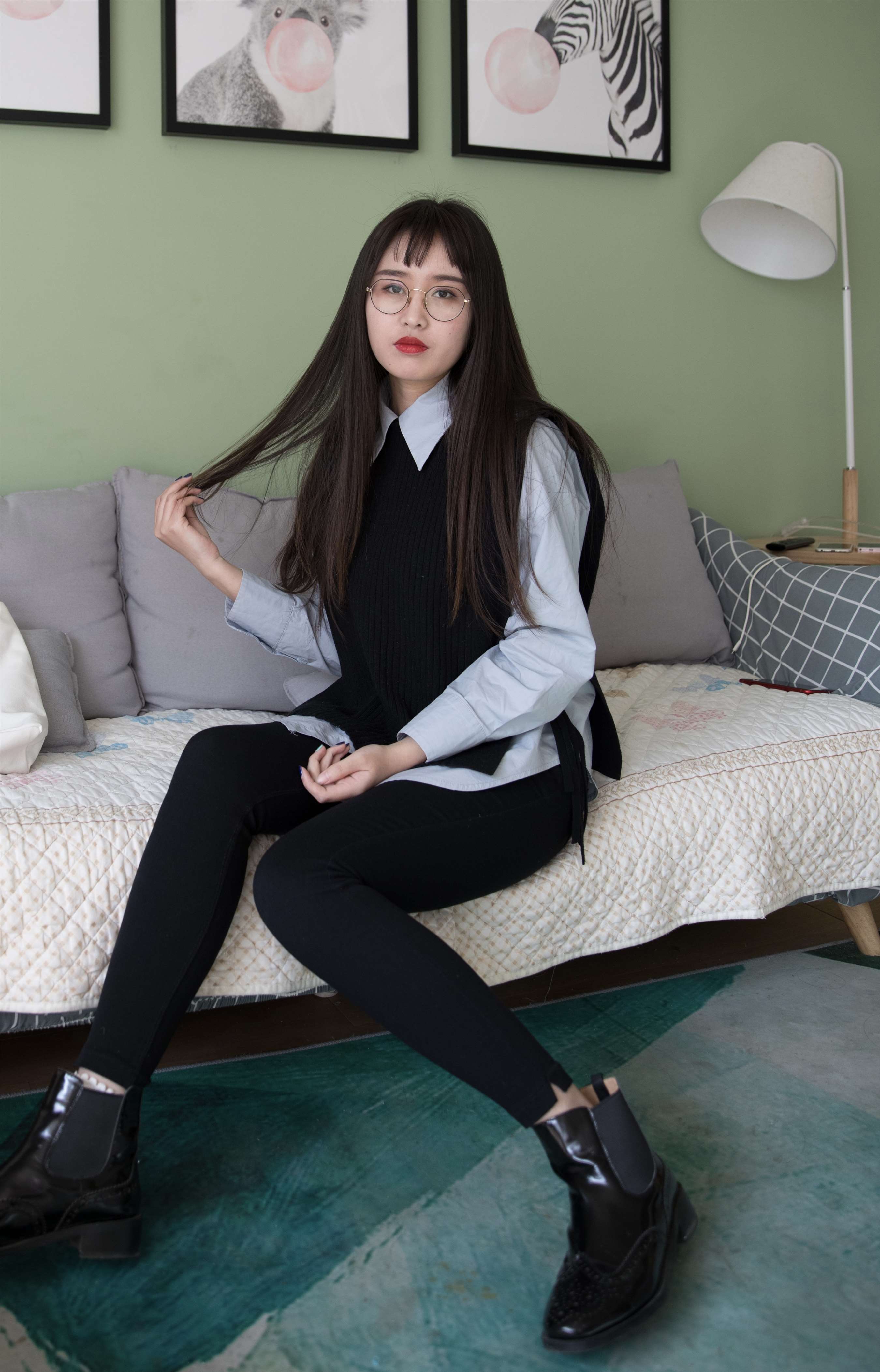 《眼镜妹的短靴棉袜脚【视频1个网盘下载】》作品图