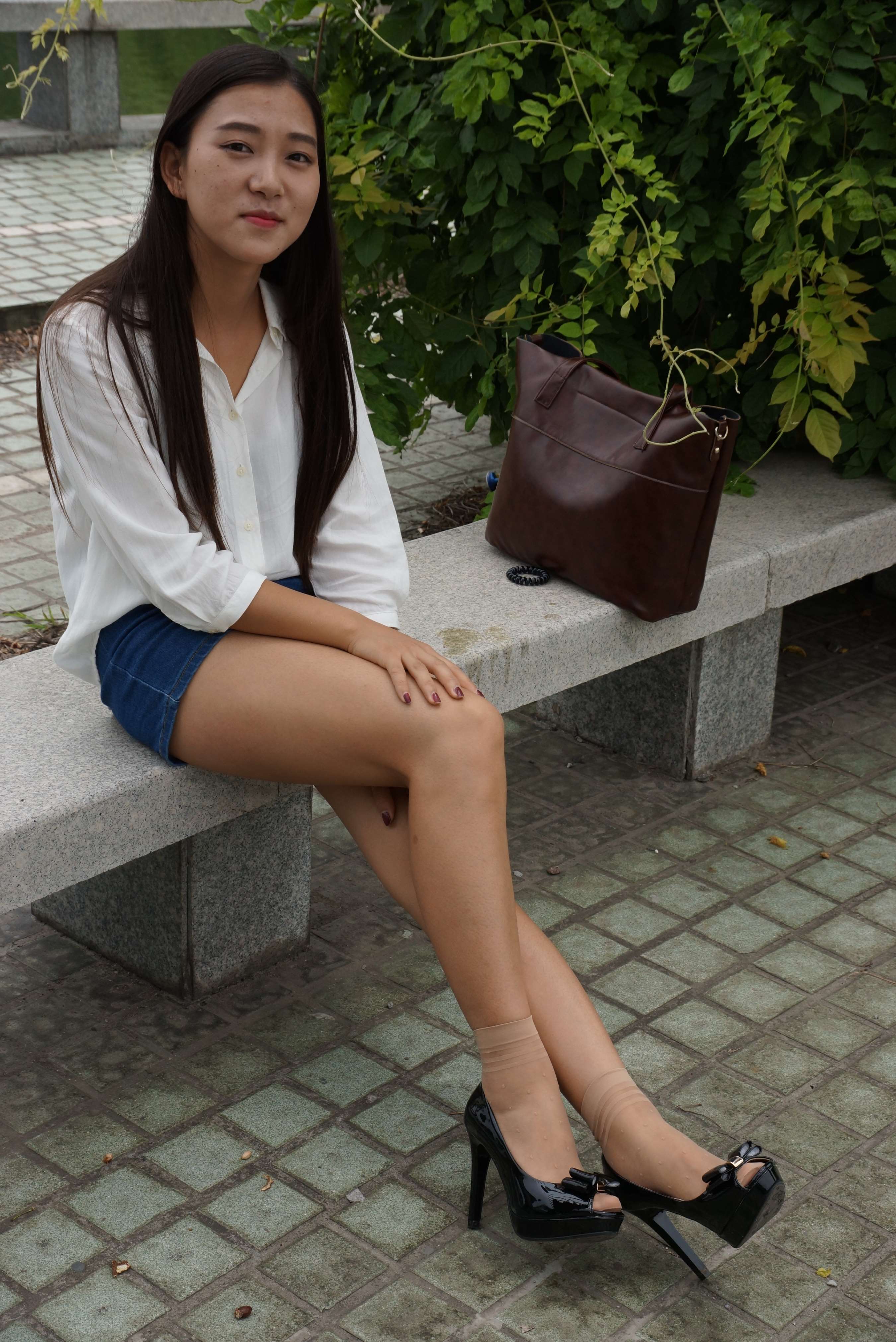 《光脚实在难受,包里的丝袜派上用场了》作品图