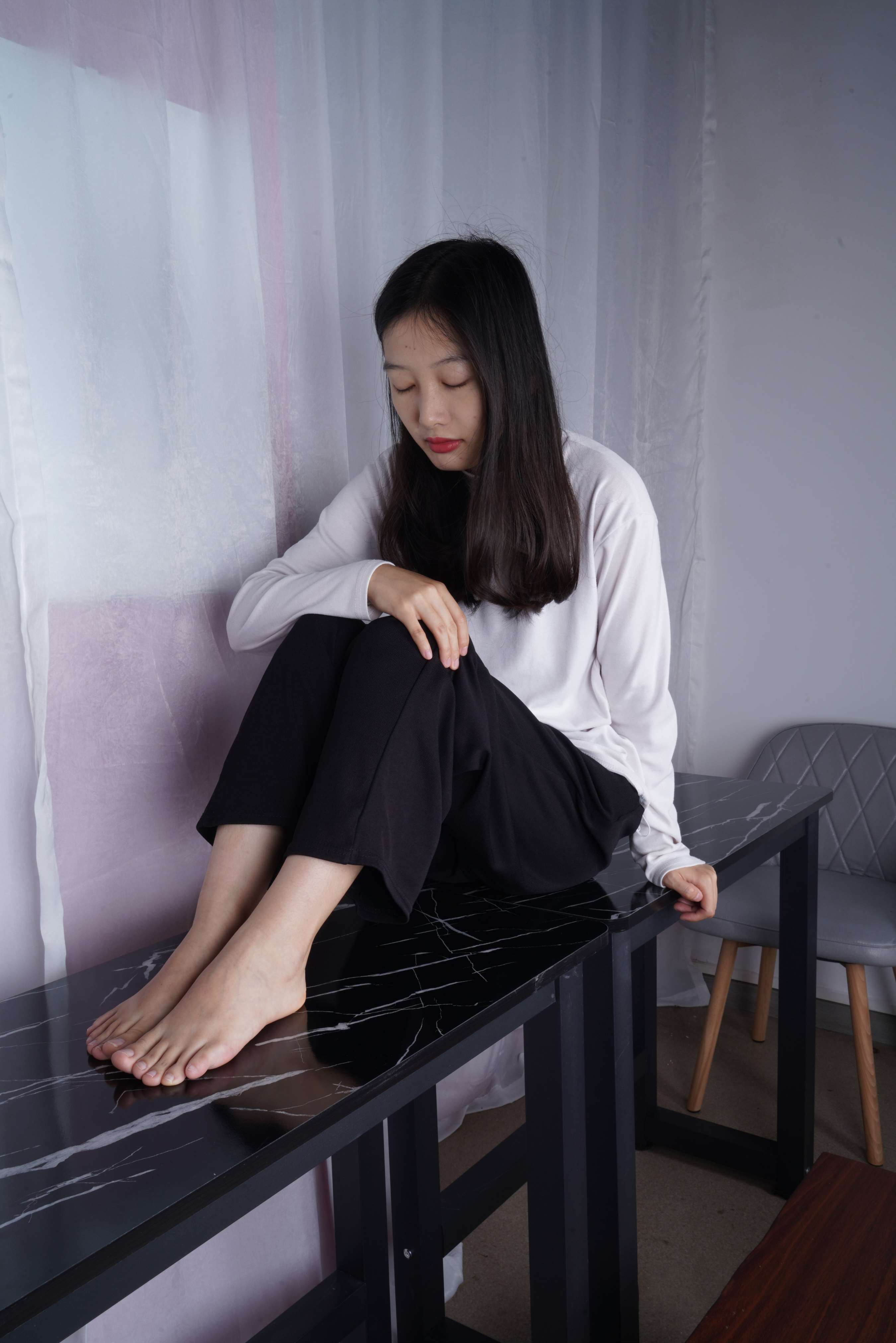 《燕玲展示嫩足》作品图