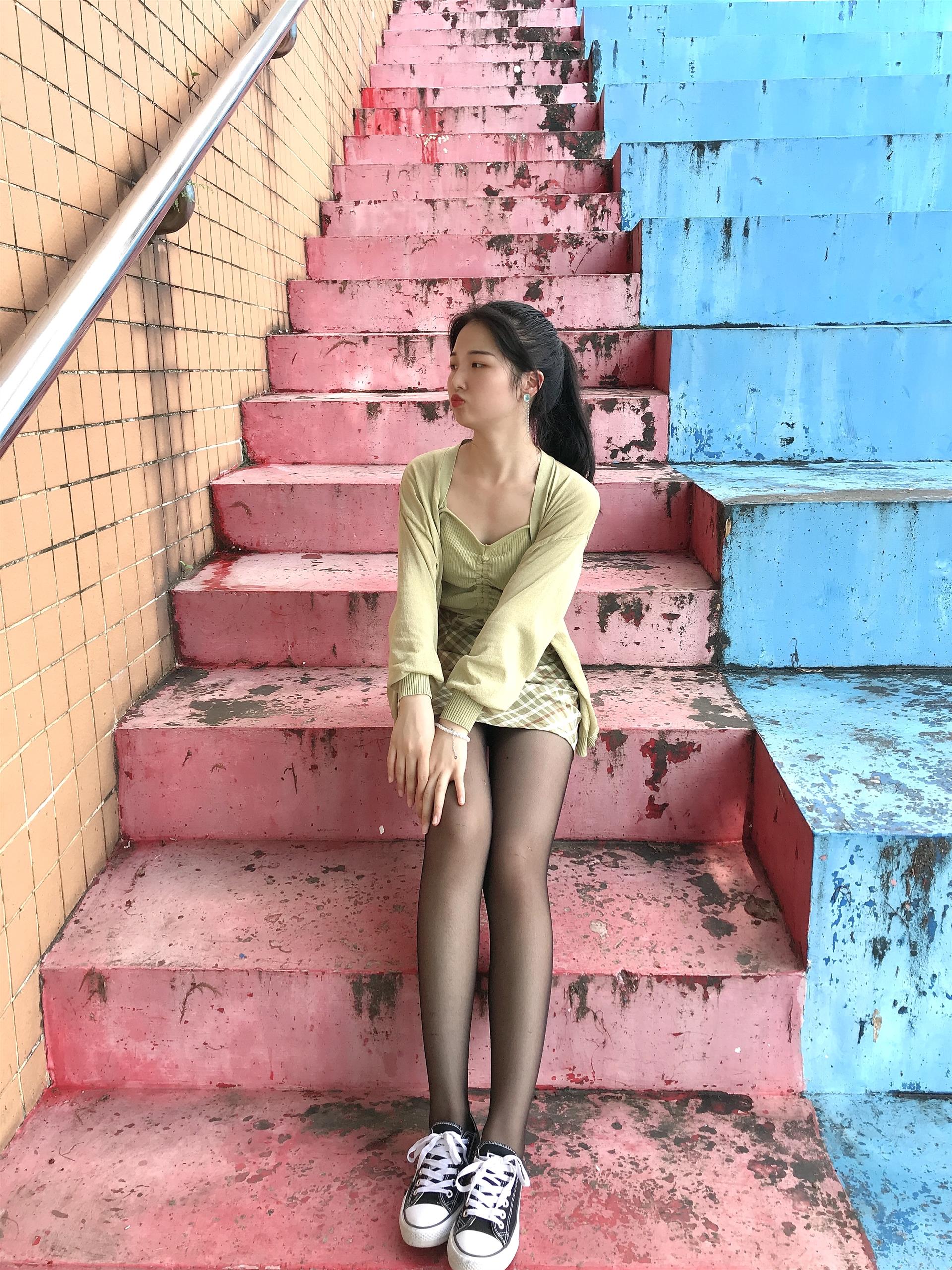 《操场黑丝帆布鞋脚丫》作品图