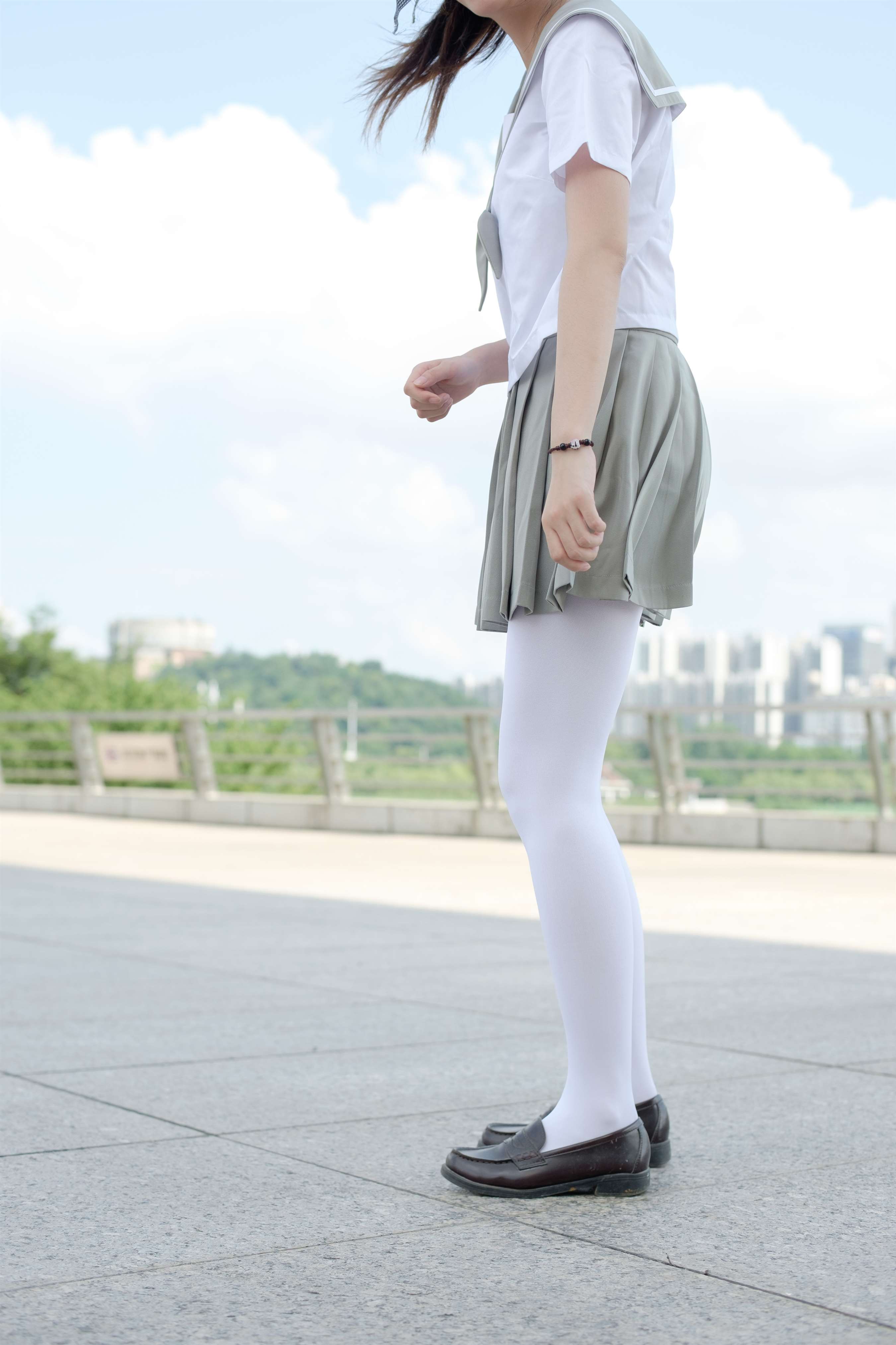 《JK制服の皮鞋白丝脚丫》作品图