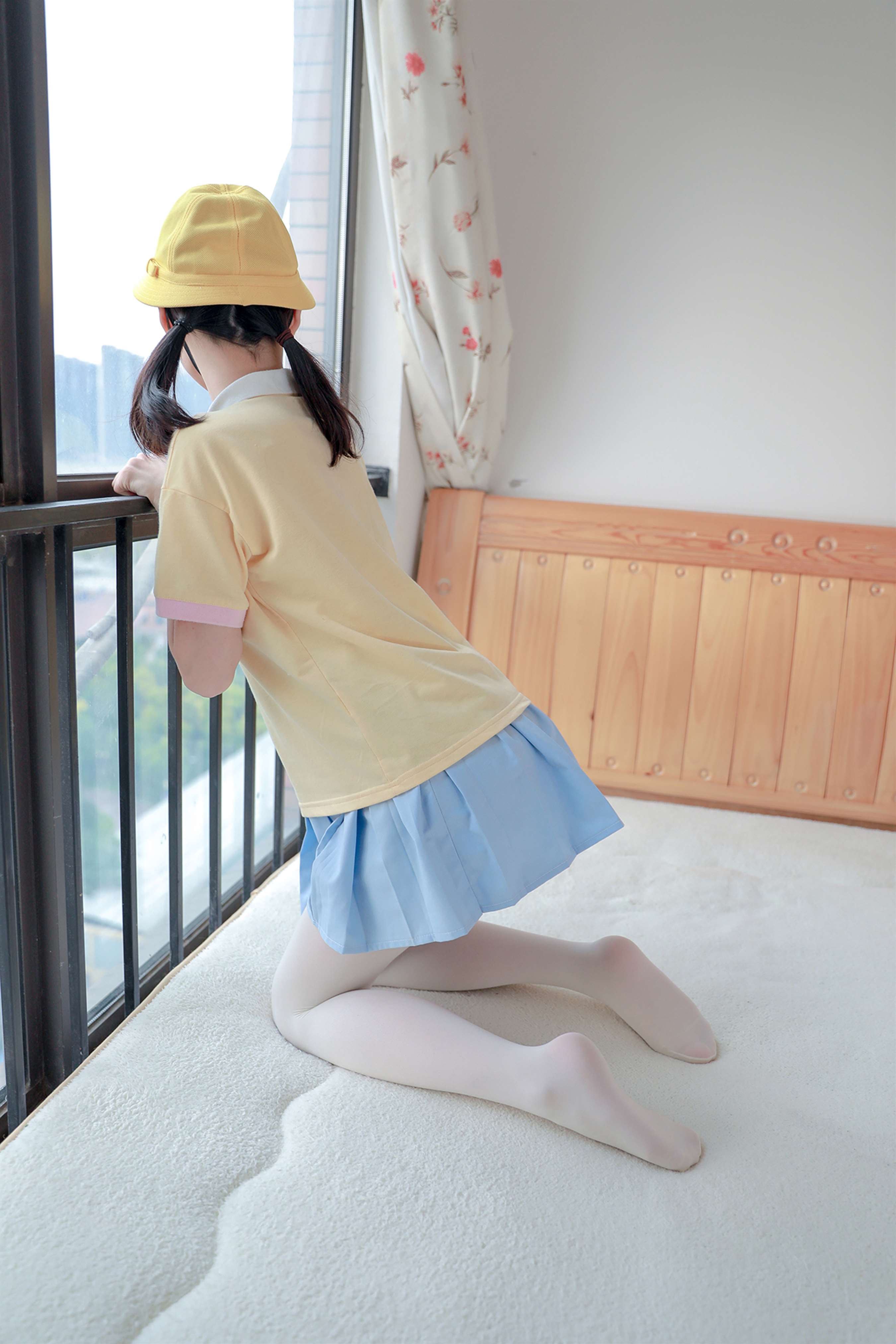 《黄帽の白丝脚丫》作品图