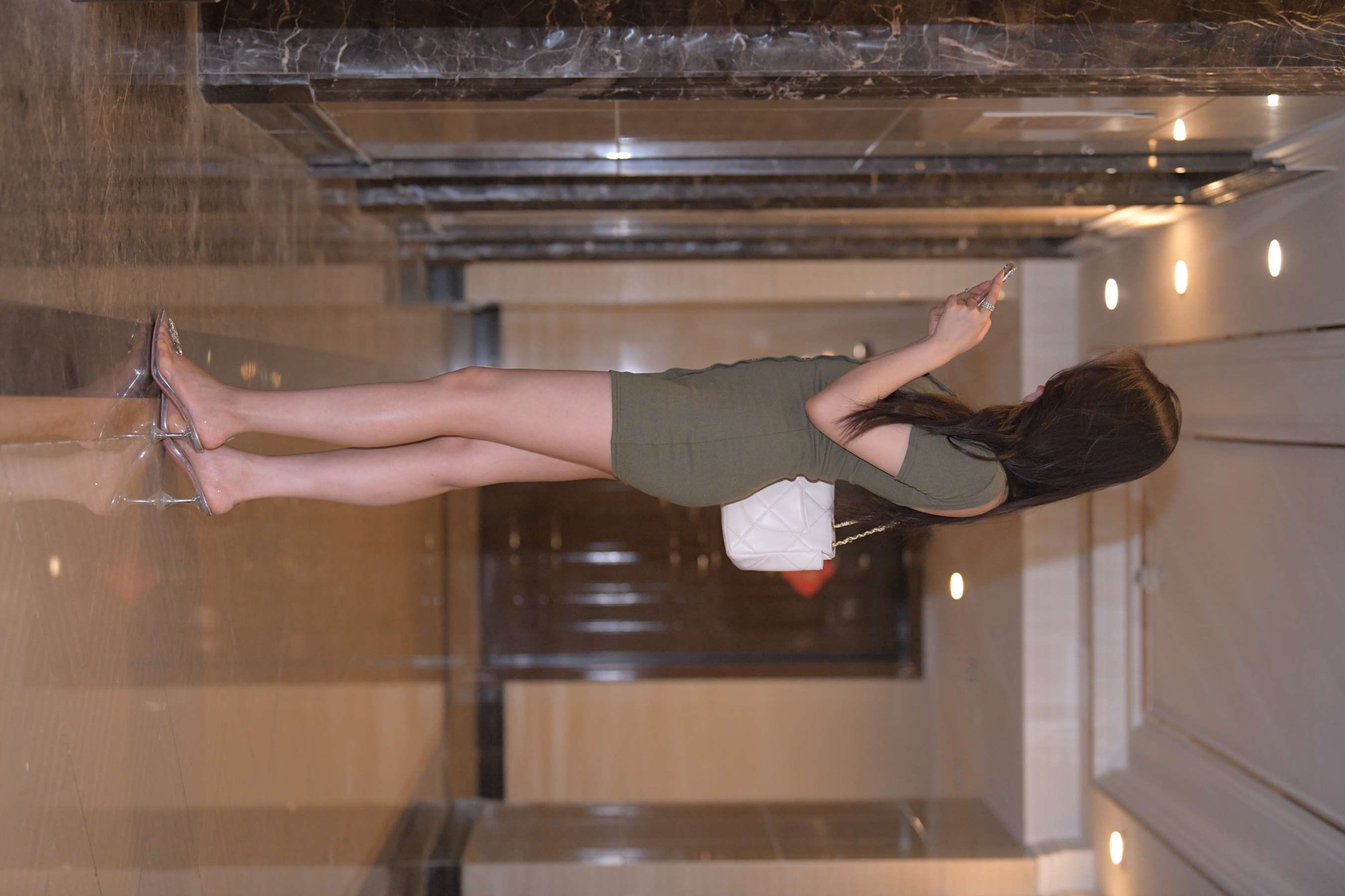 《少女短高跟赤足》作品图