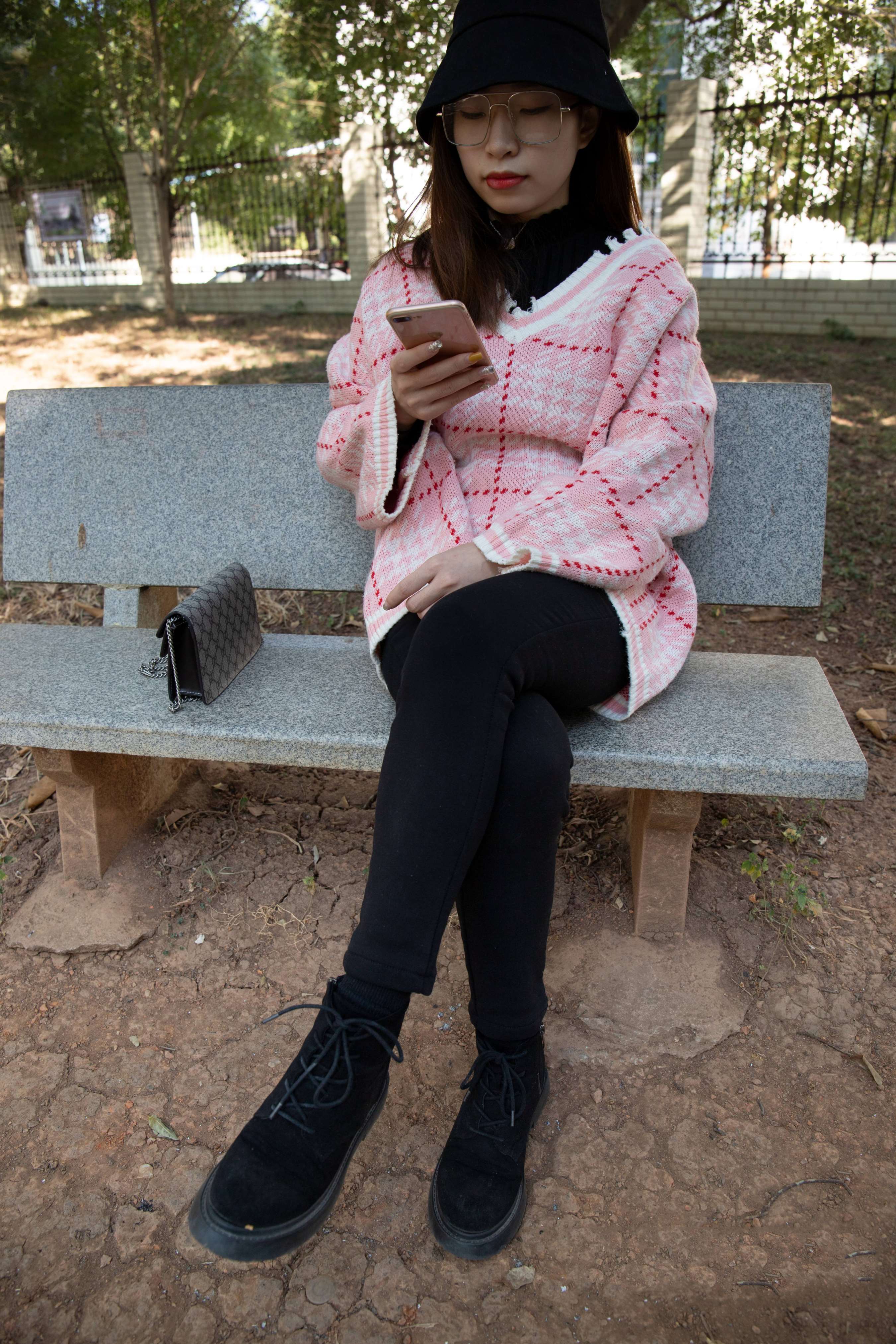 《英子公园椅子上秀脚丫》作品图