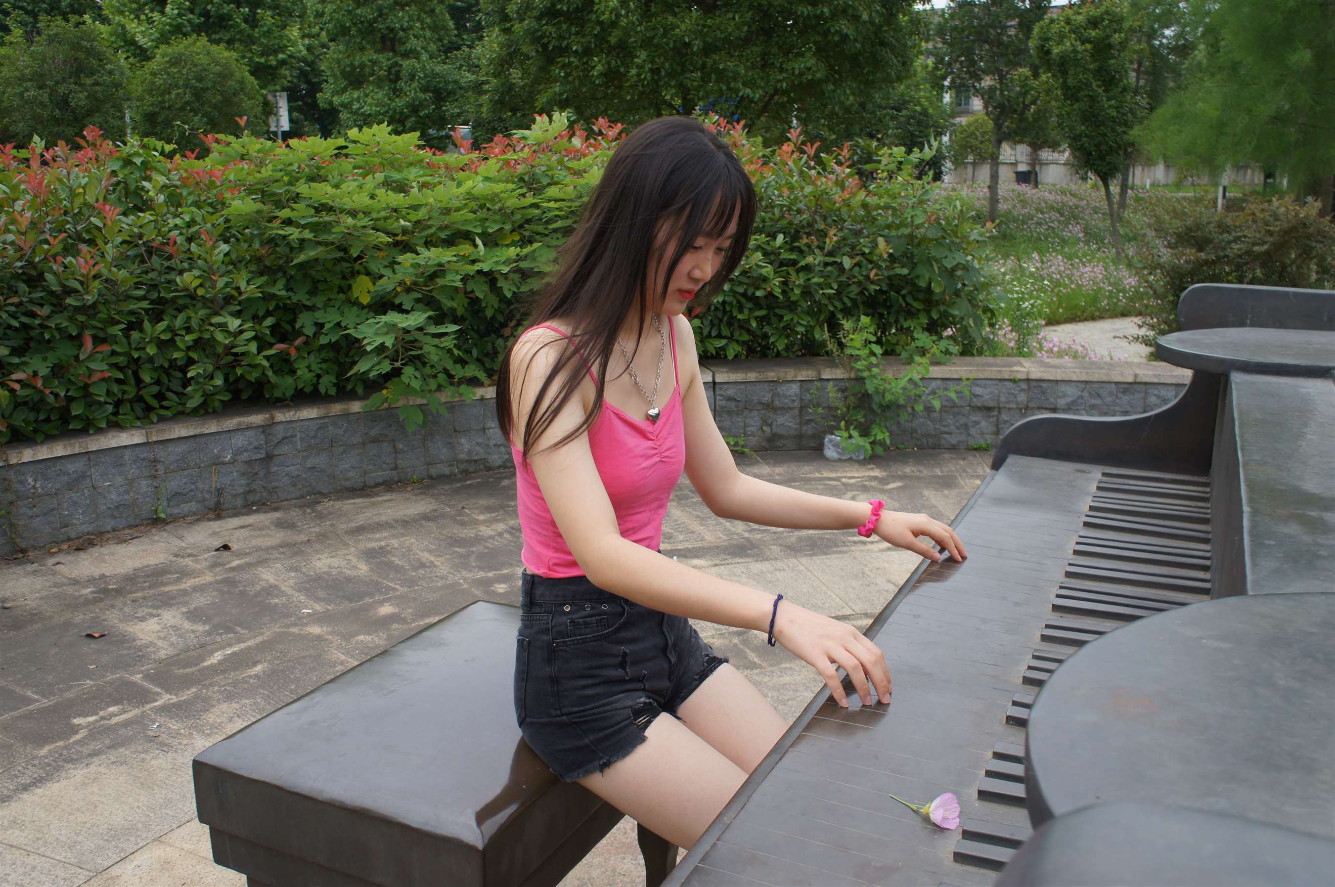 《湖边钢琴模型上的裸足》作品图