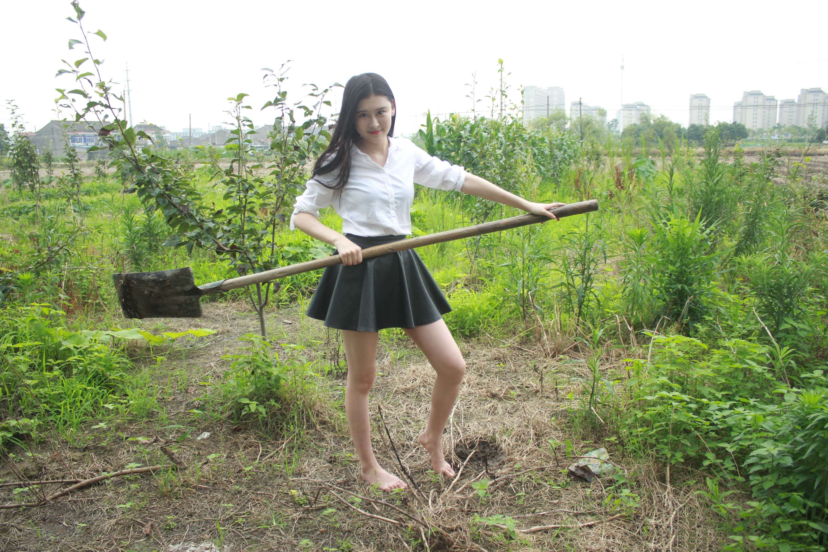 《路路赤脚体验农活》作品图