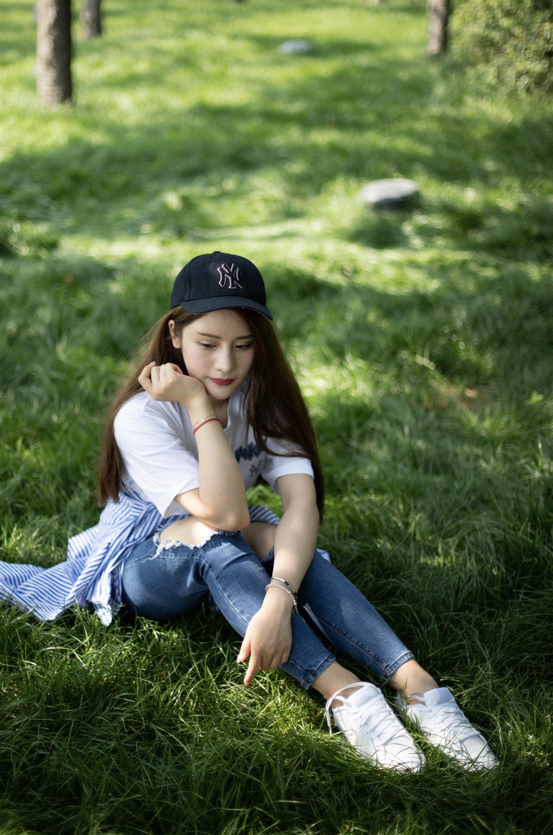 《小姐姐板鞋棉袜踏青》作品图