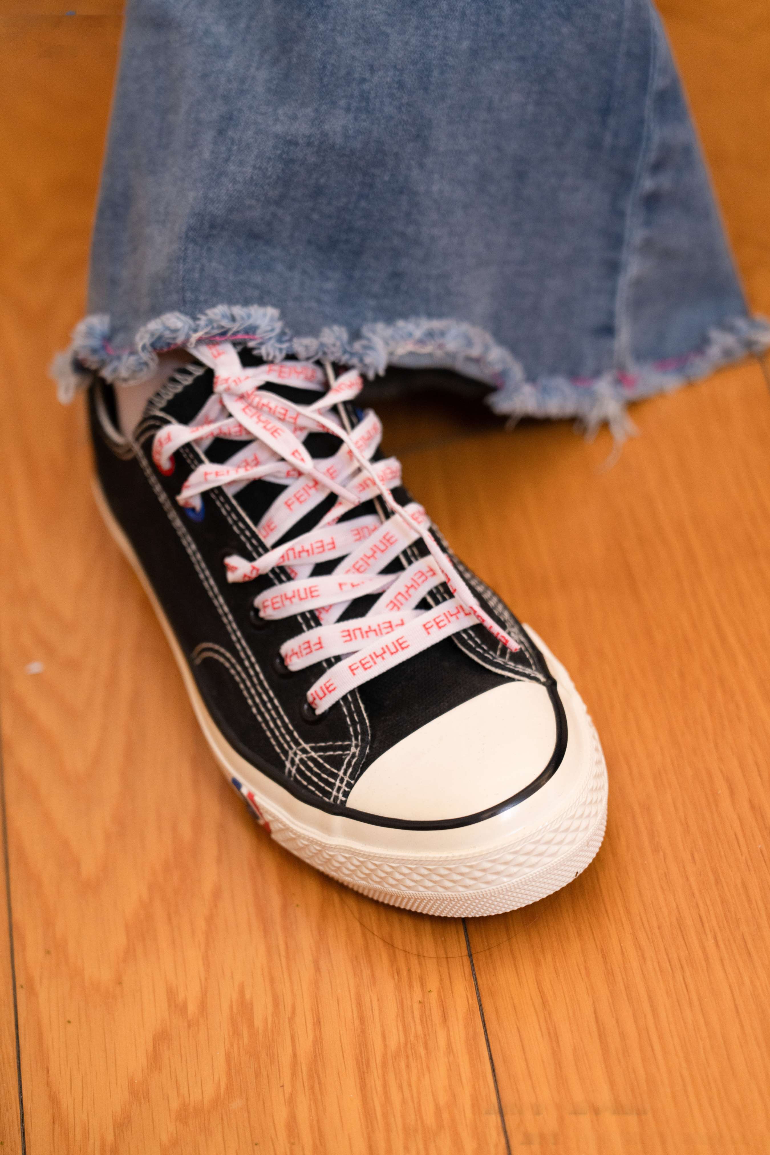 《齐齐-帆布鞋、裤里丝》作品图