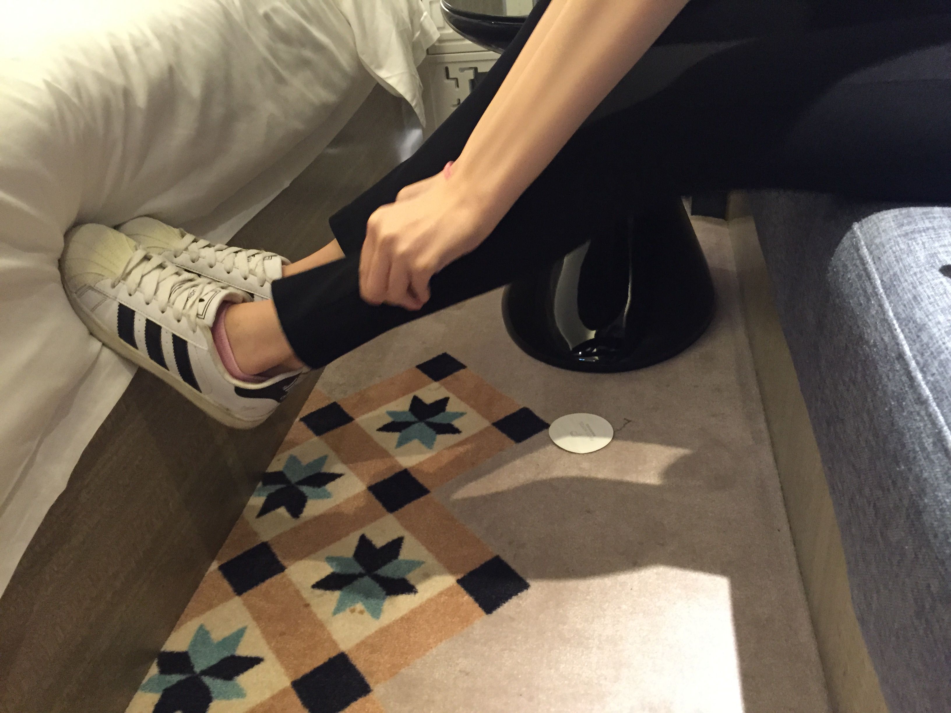 《穿贝壳头的细长腿眼镜小姑娘》作品图