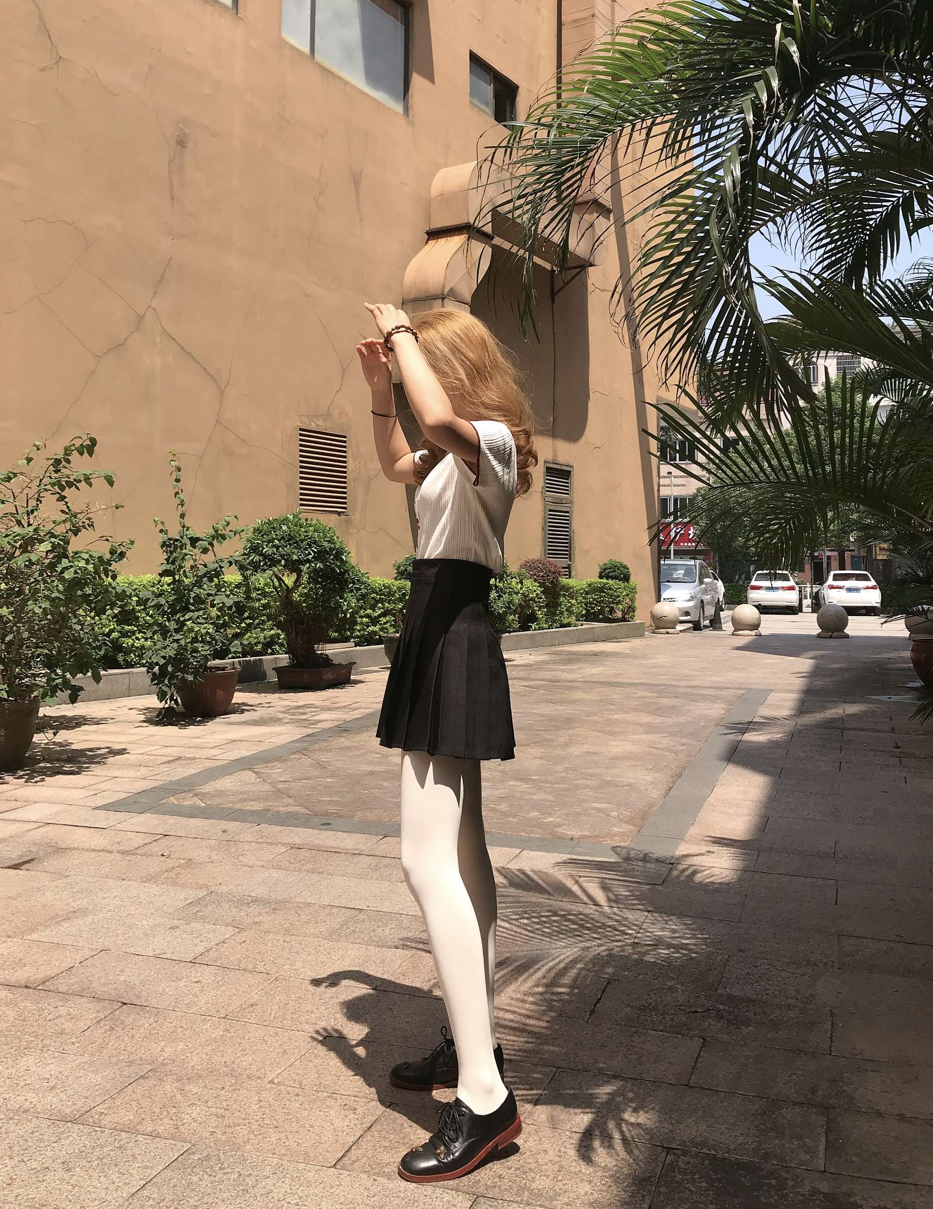 《学姐皮鞋白丝袜脚丫》作品图