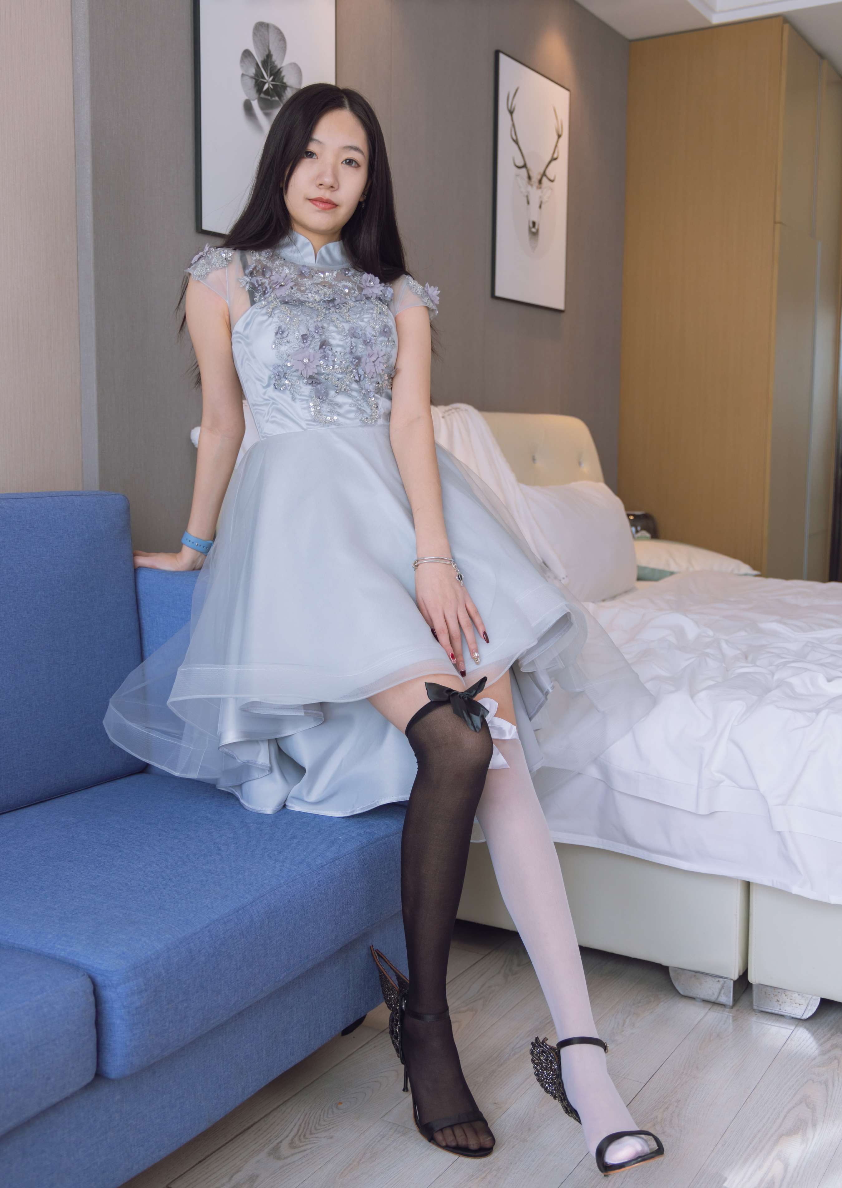 《小甜豆-高跟鞋黑白丝踩蛋糕》作品图