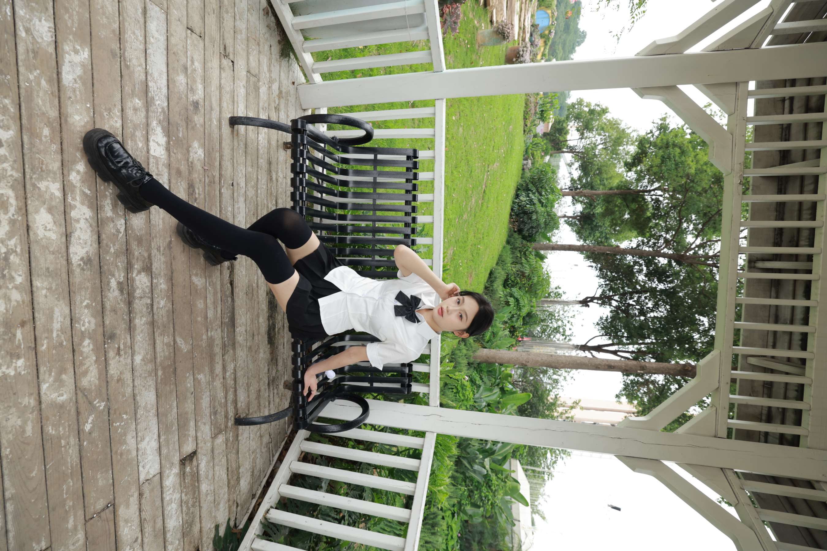 《妍妍皮鞋脱黑丝展嫩足》作品图