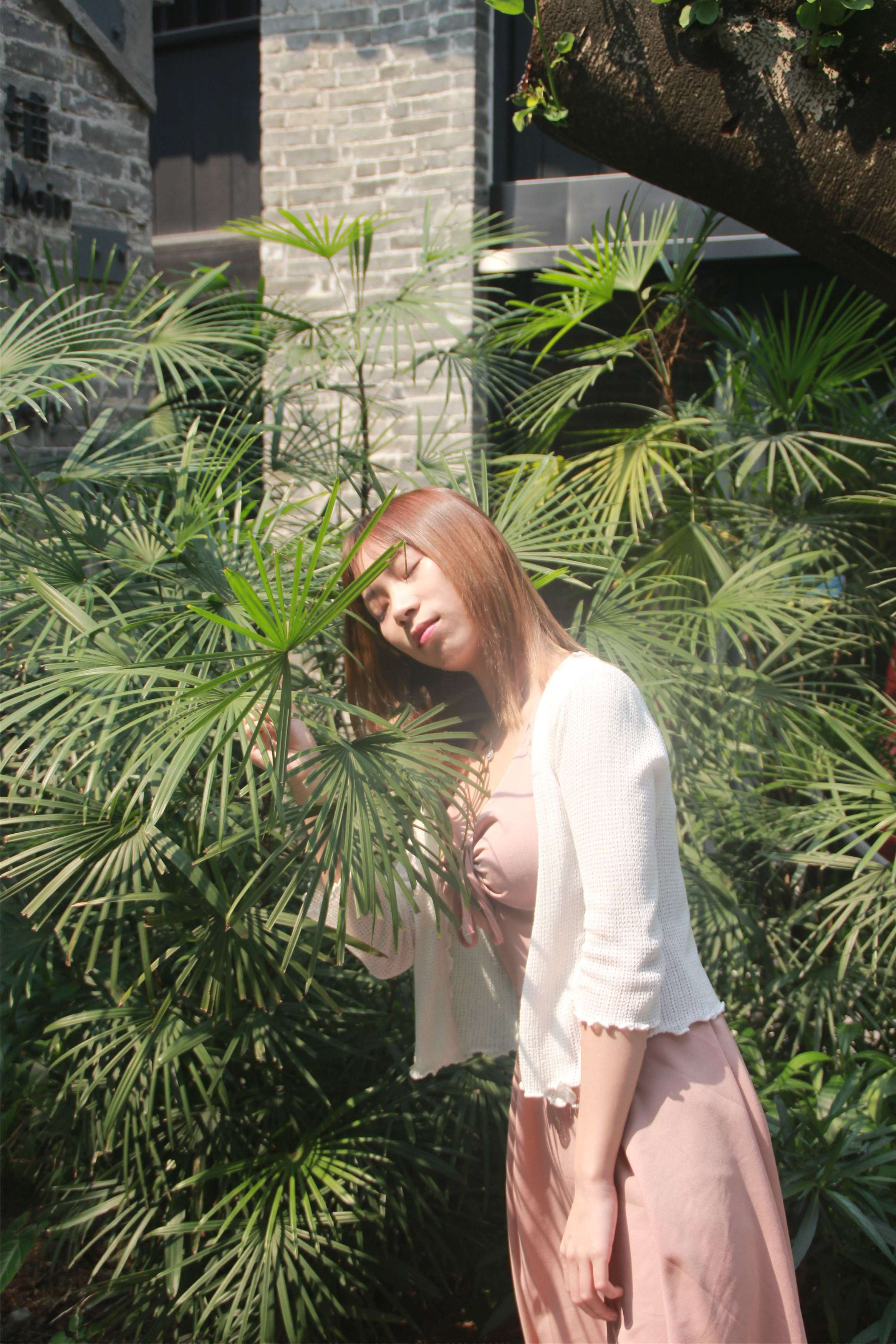 《嫩足与落叶》作品图