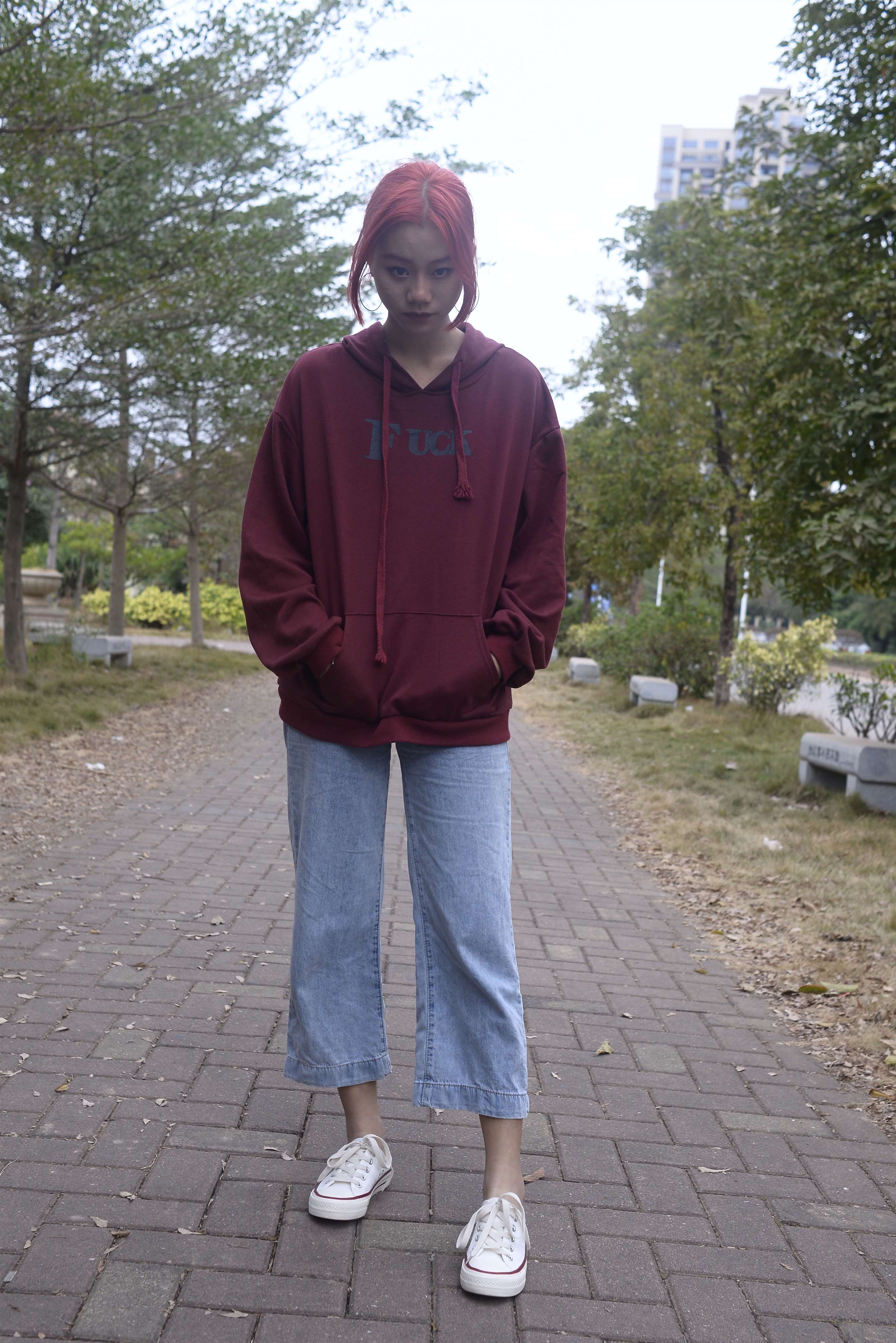 《红发少女の帆布鞋船袜脚【套图+视频1个】》作品图