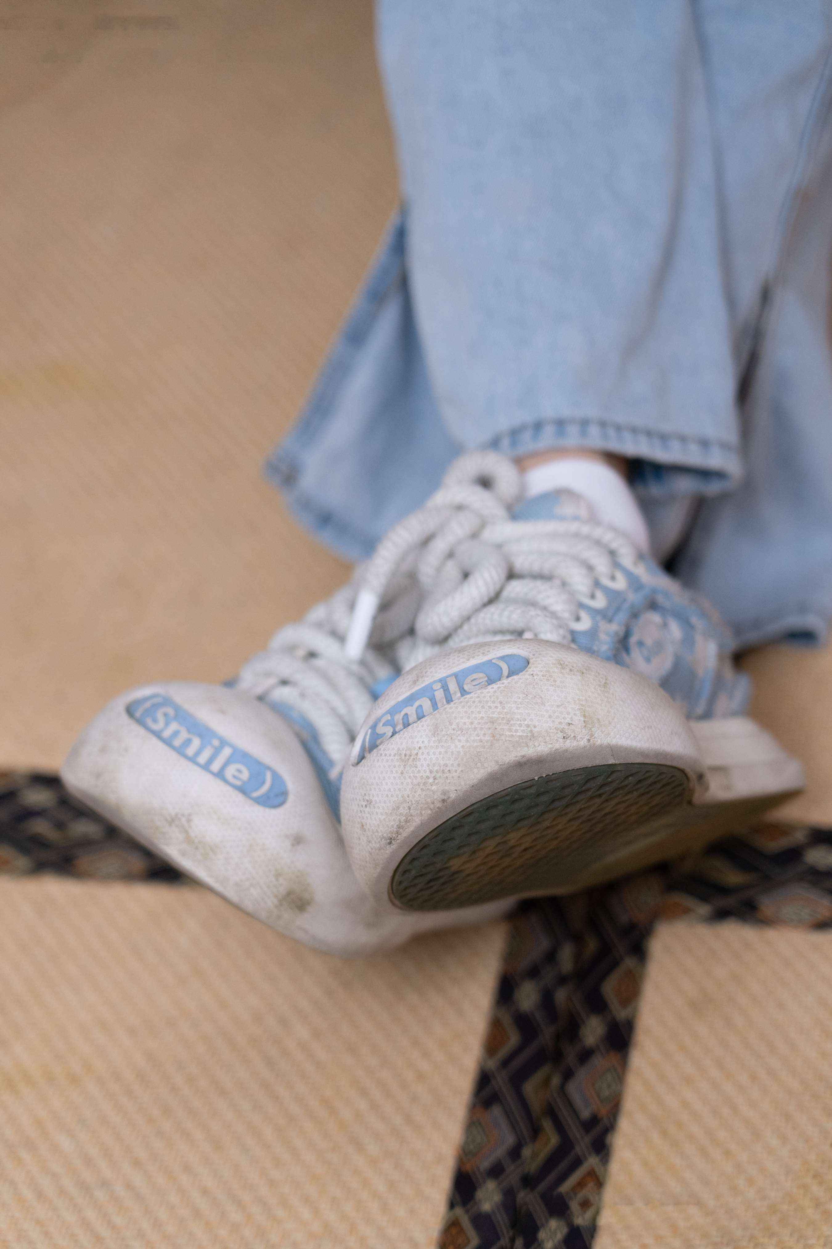 《雪梨-帆布鞋、白棉袜、裸足》作品图