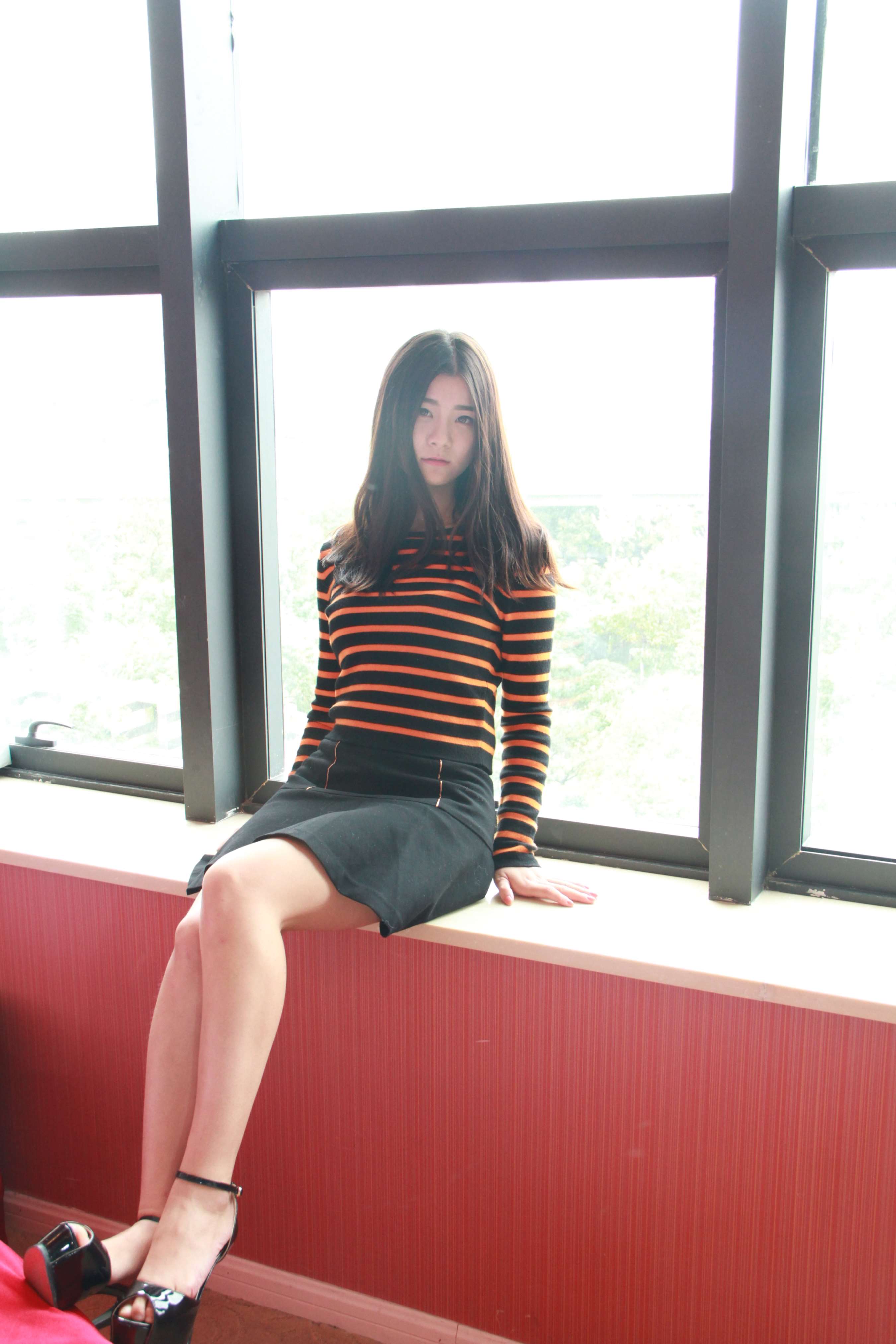 《小姐姐脱高跟量嫩足》作品图