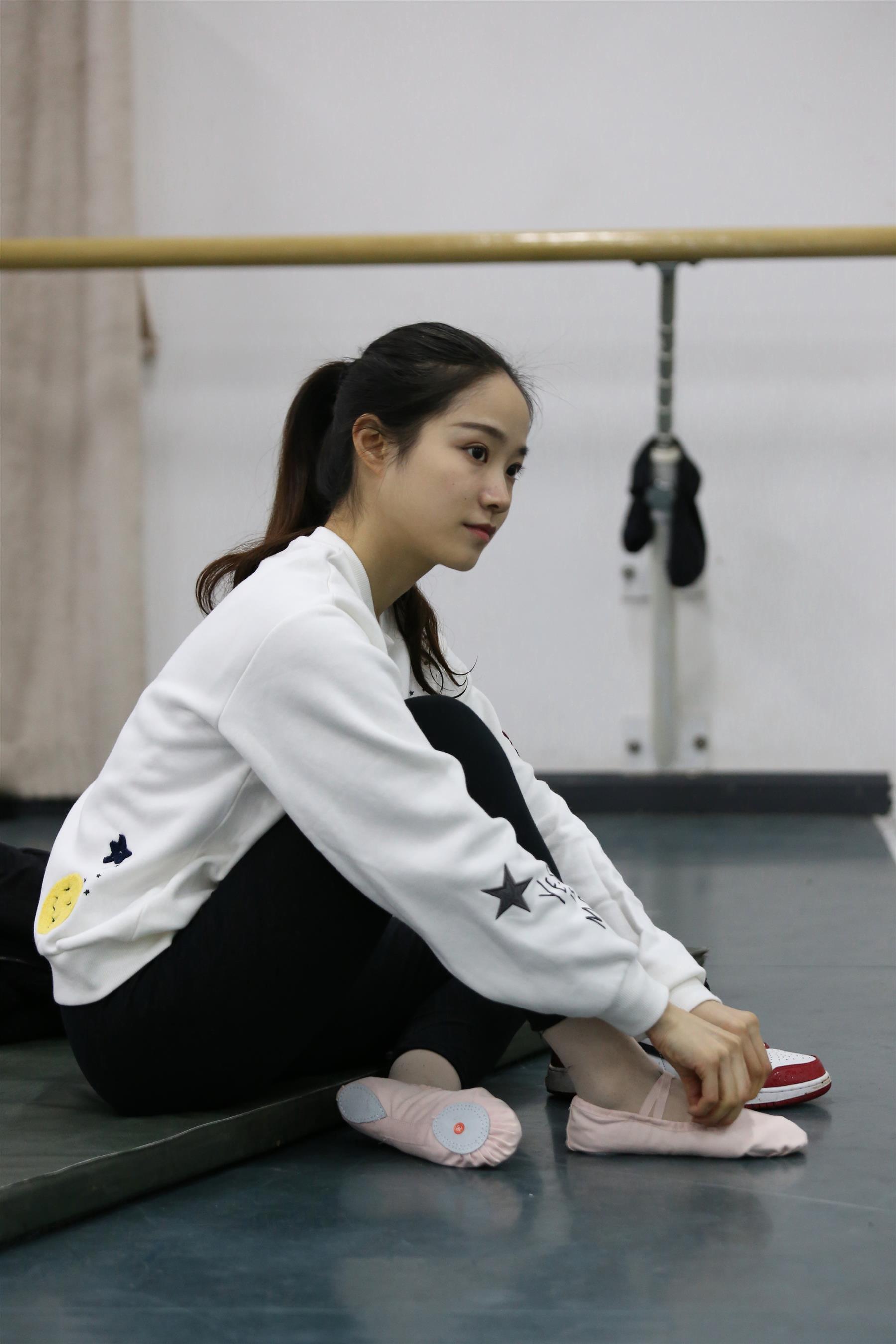 《舞后脏脏的丝袜脚+视频2个》作品图