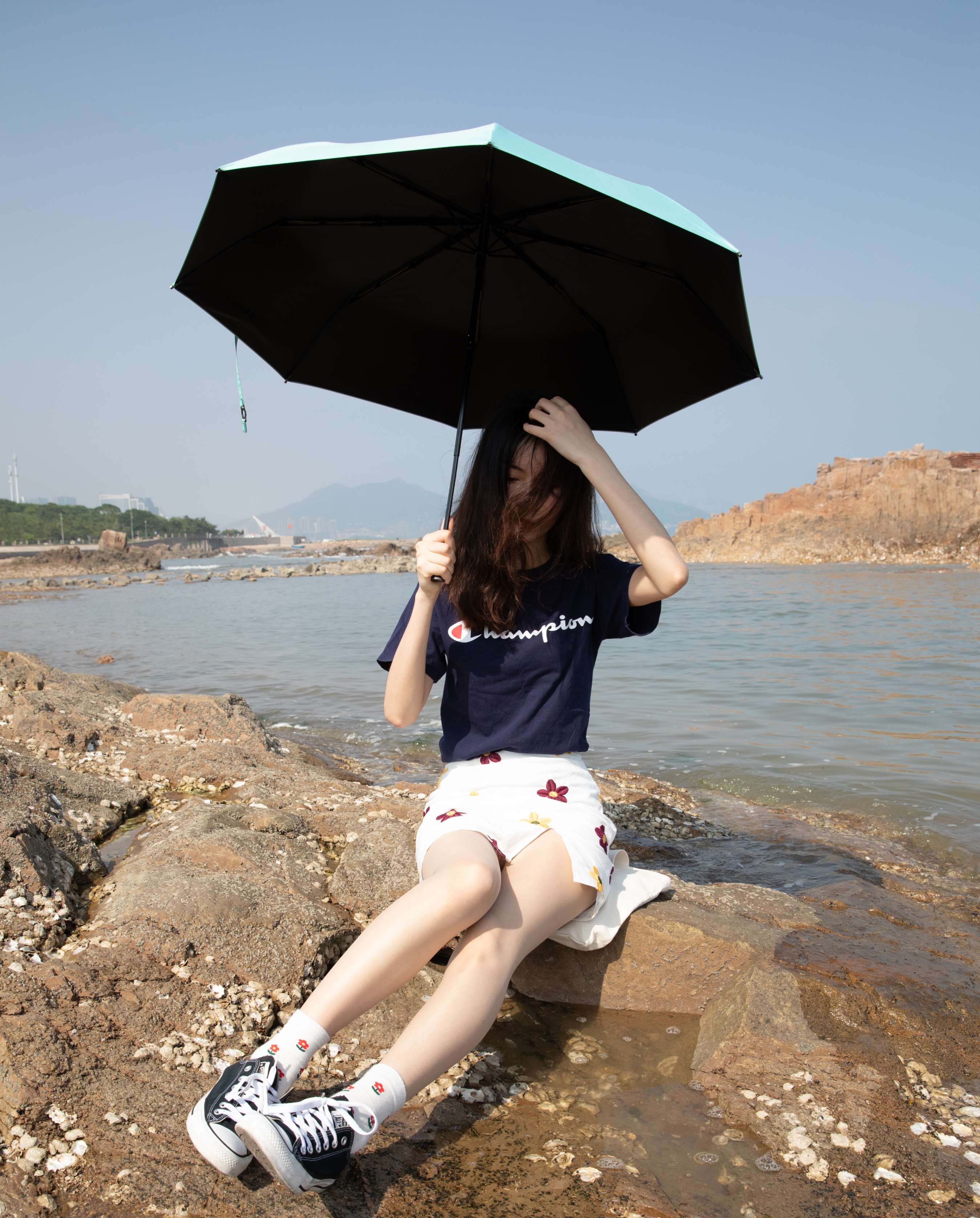 《小姐姐海边展丝足》作品图