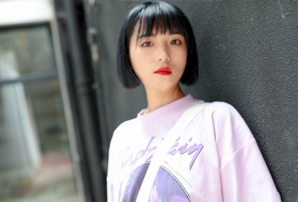 《帆布鞋の脏棉袜脚》作品图