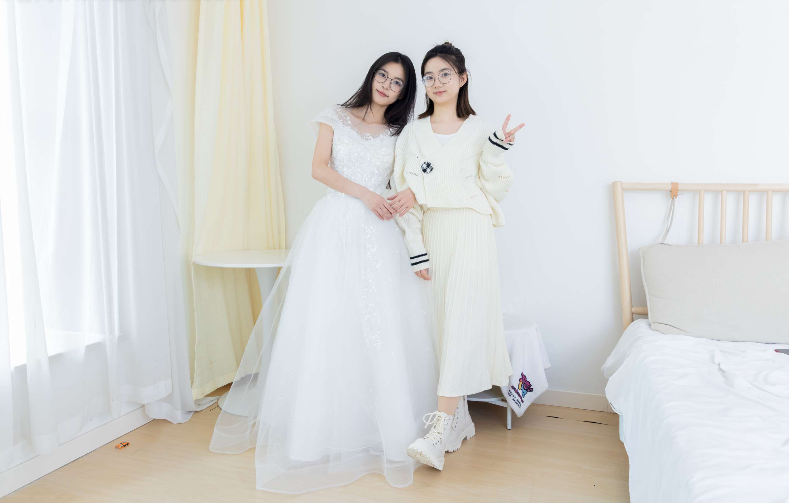 《茯苓&欢欢-高跟鞋、马丁靴、厚白丝、厚肉丝、瑜伽动作、挠脚剧情、婚纱》作品图