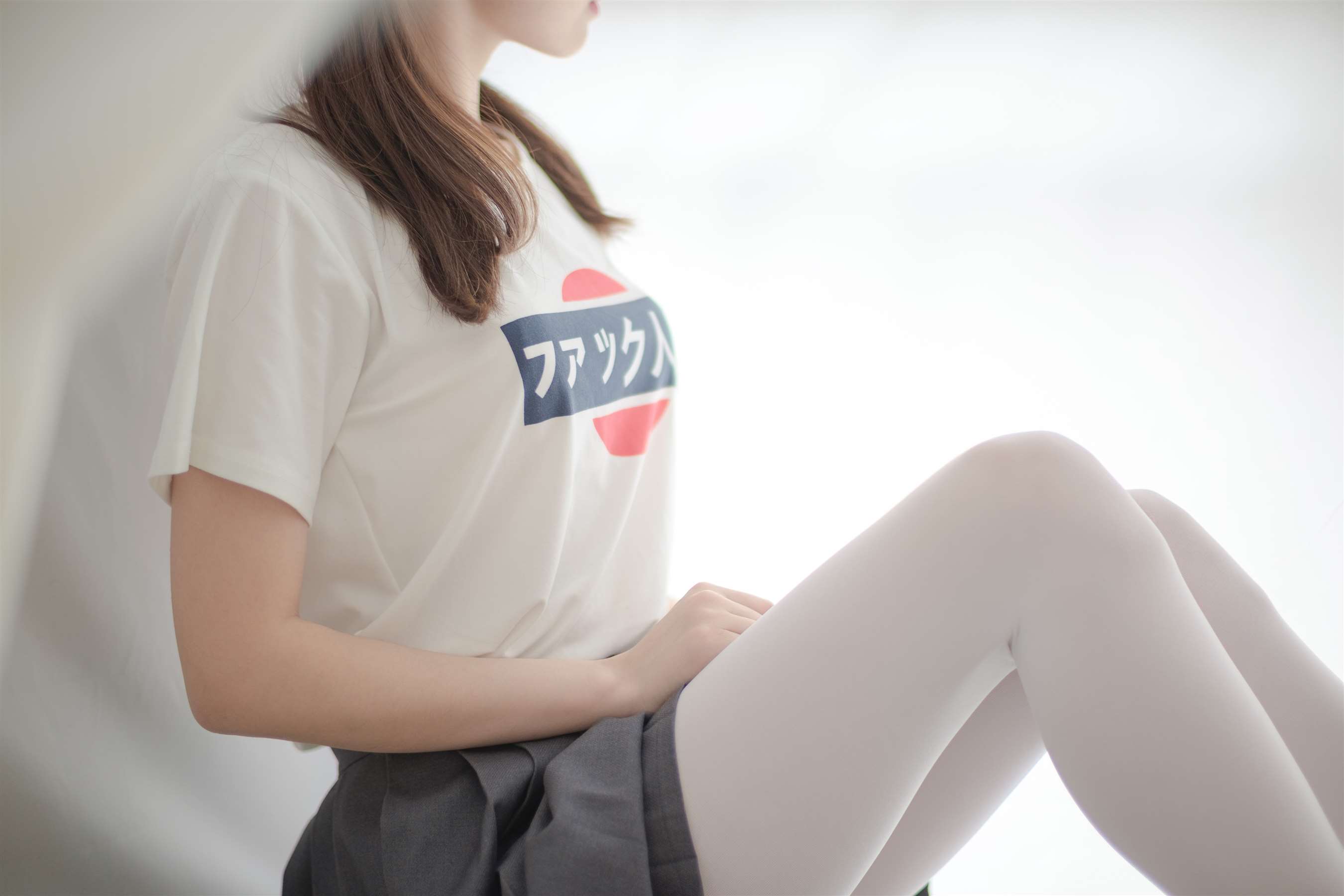 《黑色小皮鞋の白丝脚丫》作品图