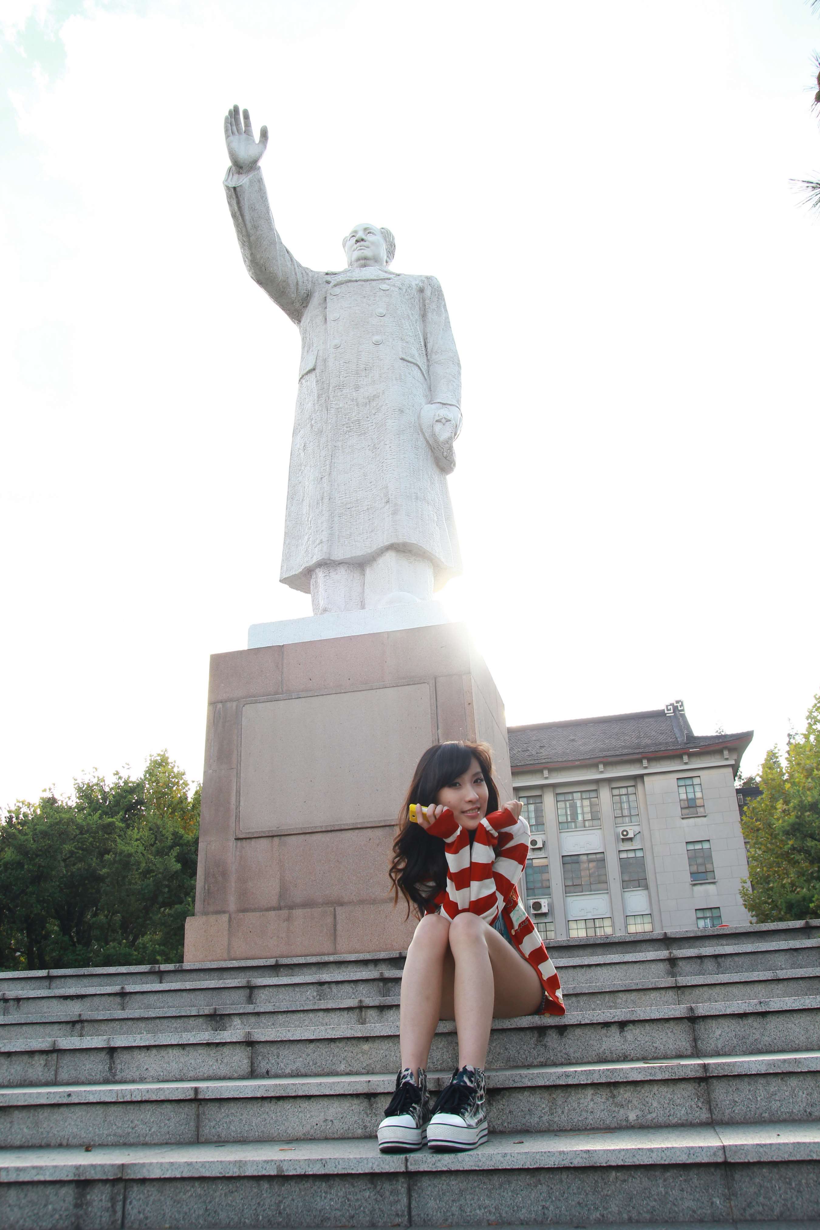 《少女举起纤细的嫩足》作品图