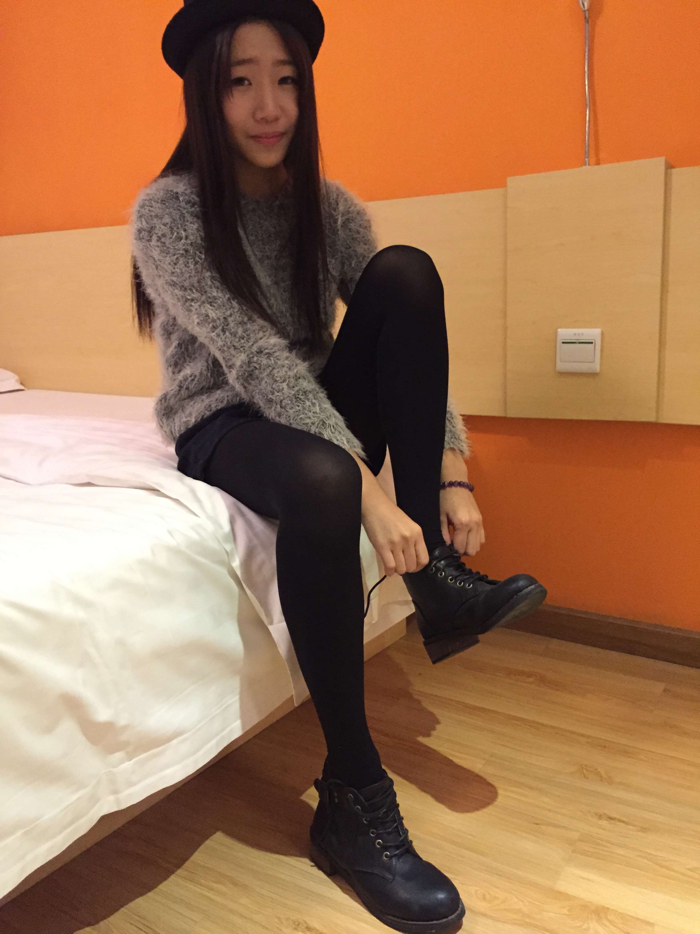 《短靴の开洞黑丝小姐姐》作品图