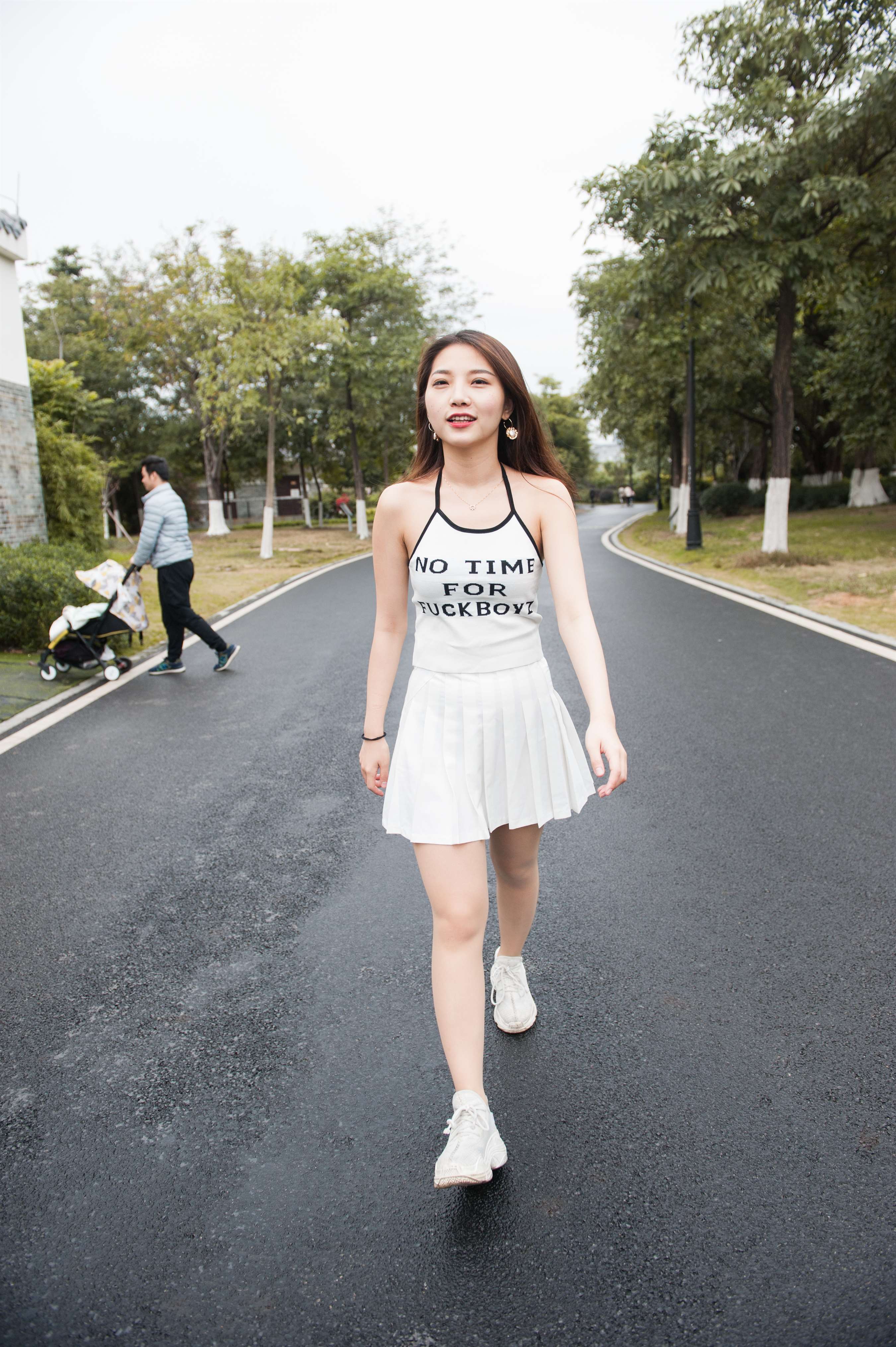 《吊带连衣裙の肉丝脚丫》作品图