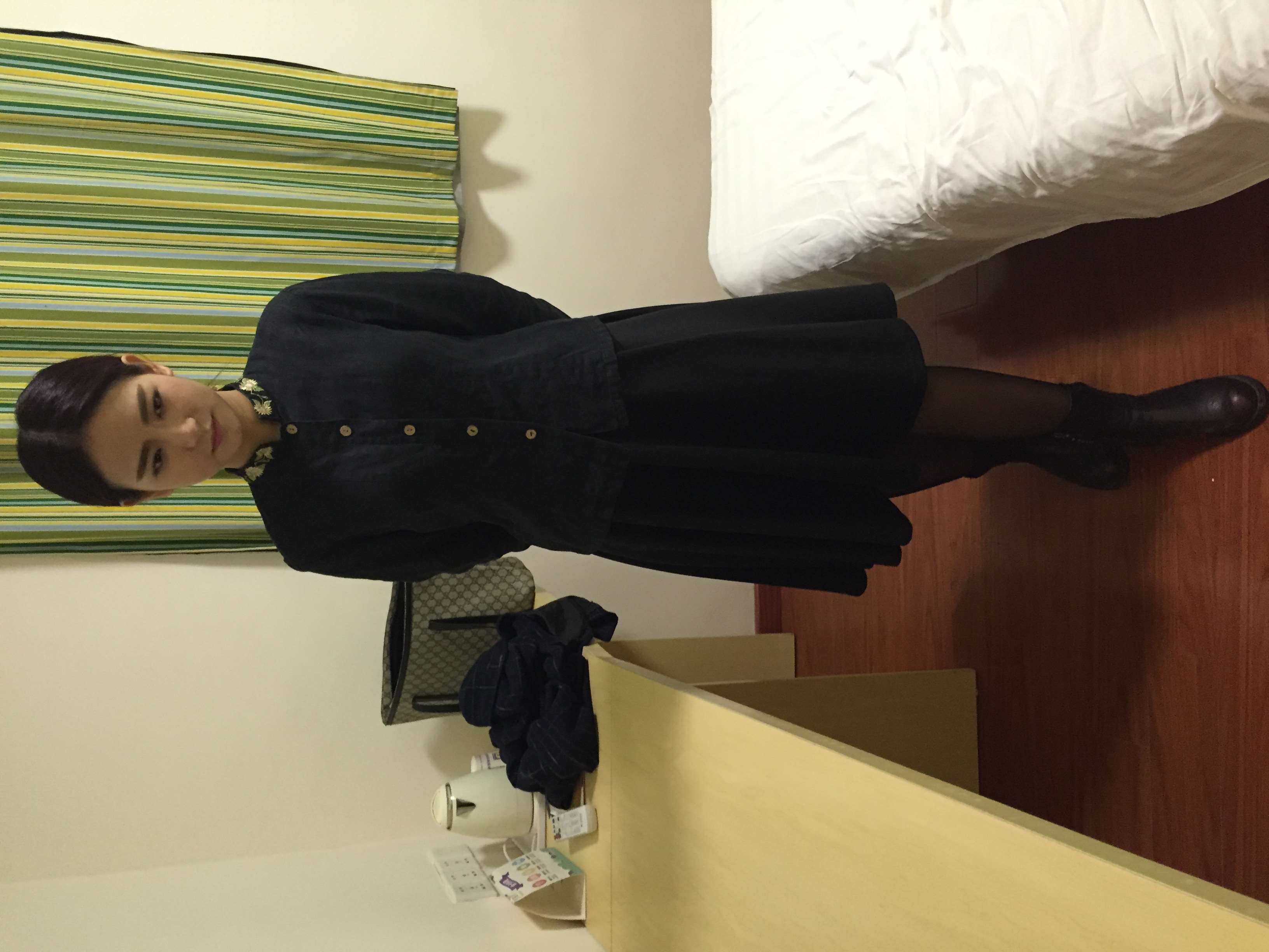 《黑色连衣裙の黑丝脚丫》作品图