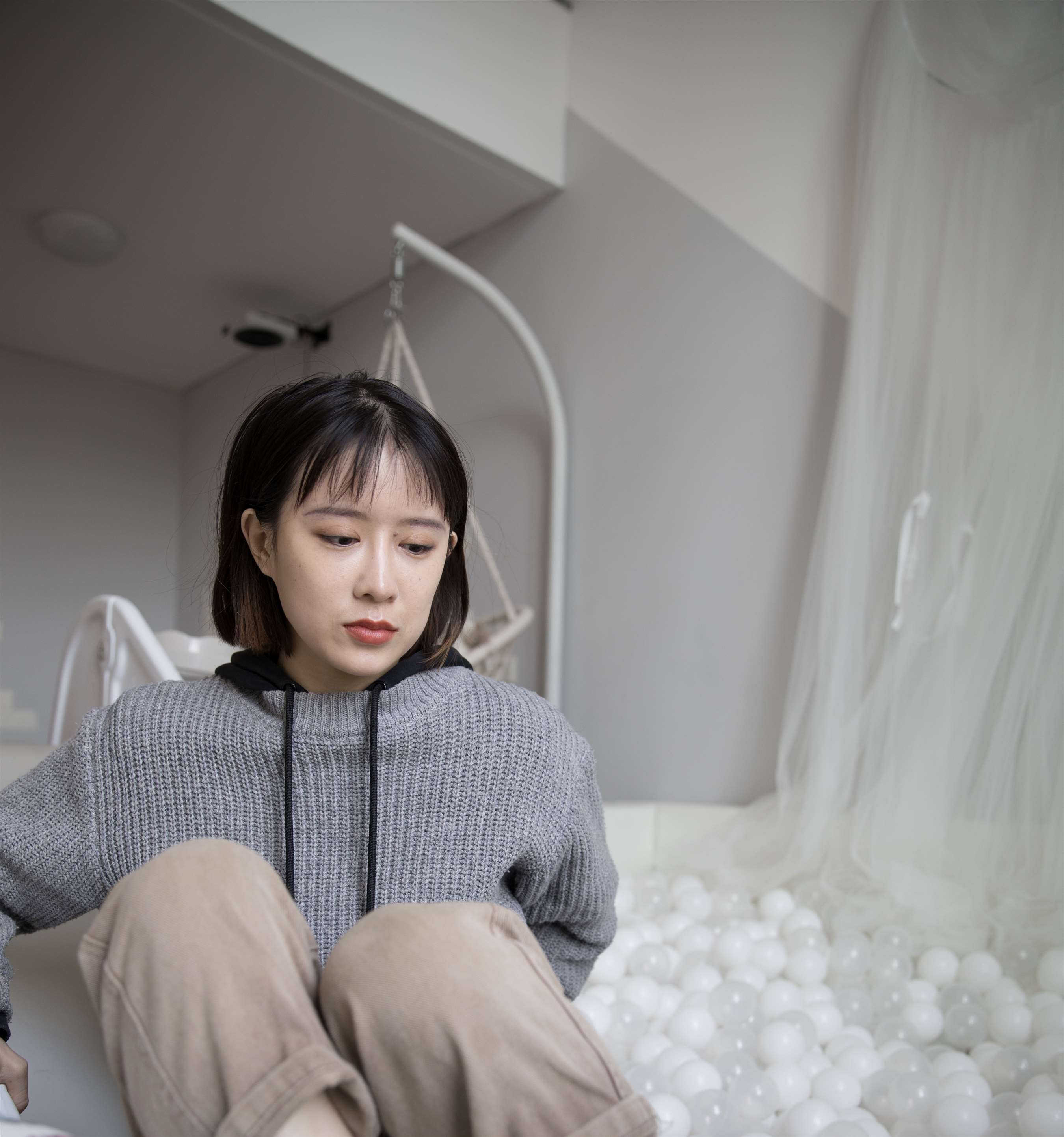 《棉袜少女玩海洋球【套图+视频1个】》作品图