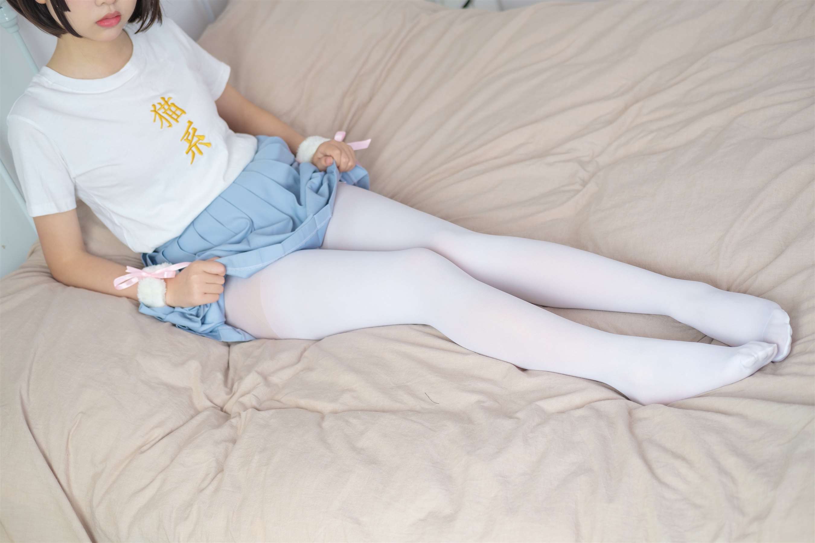 《猫系少女的白丝脚丫+视频1个》作品图