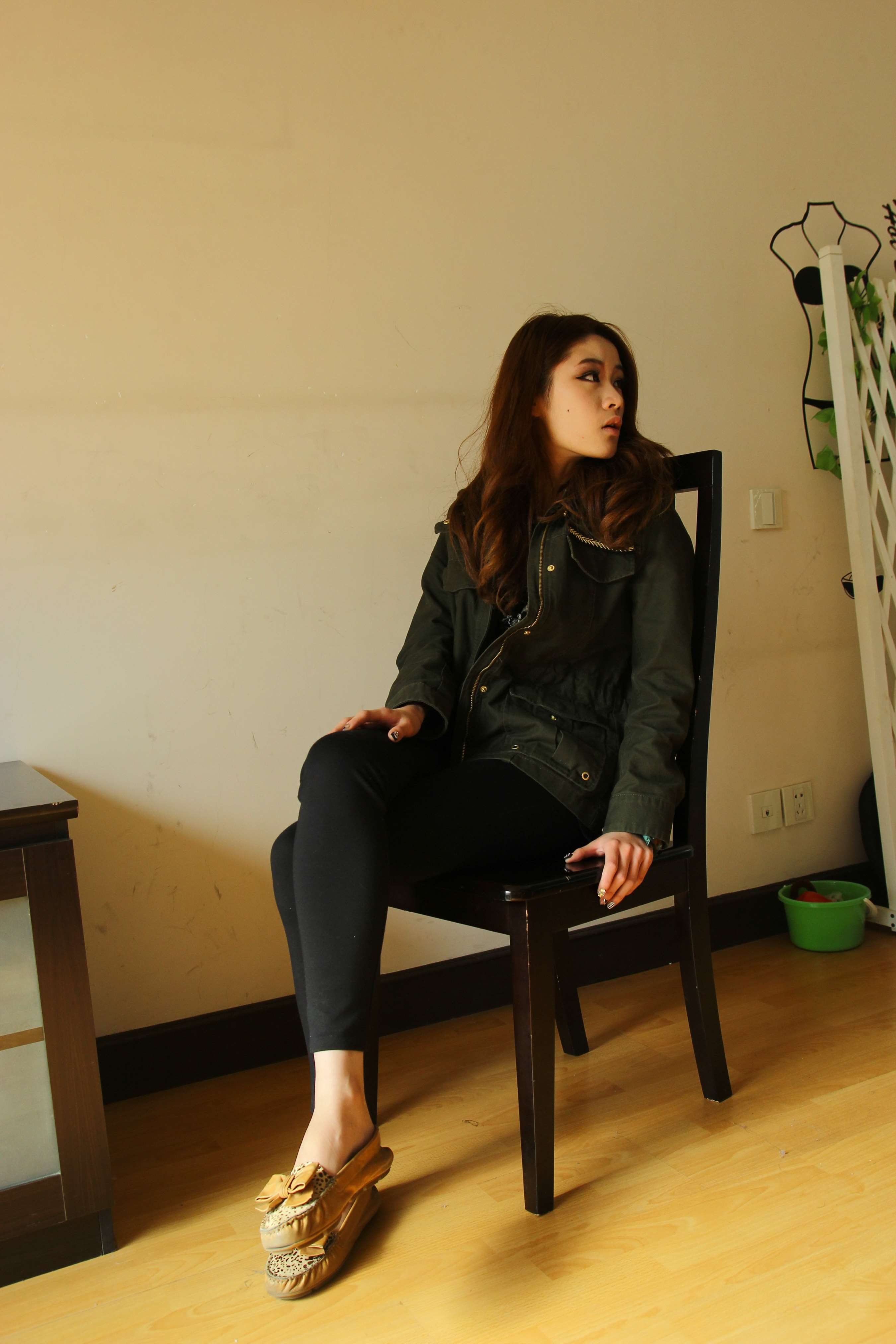 《清秀少女的细长玉足，第一次就给你看！》作品图