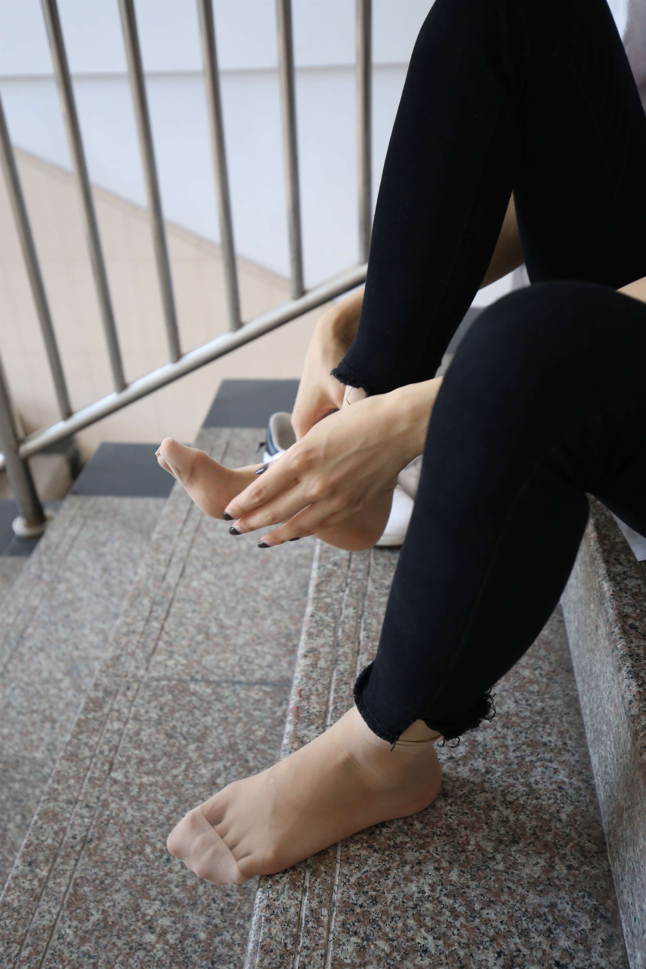 《学姐短丝脚丫【视频1个网盘下载】》作品图