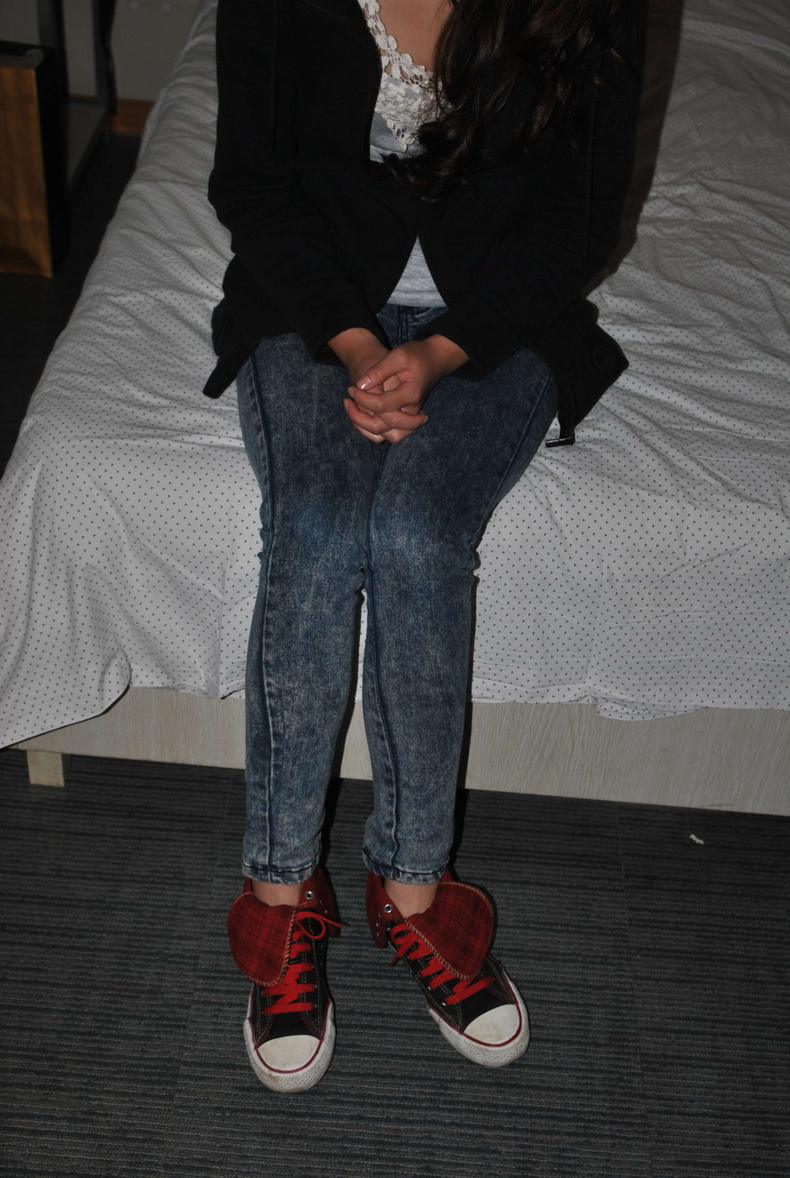 《少女牛仔帆布鞋の嫩足》作品图