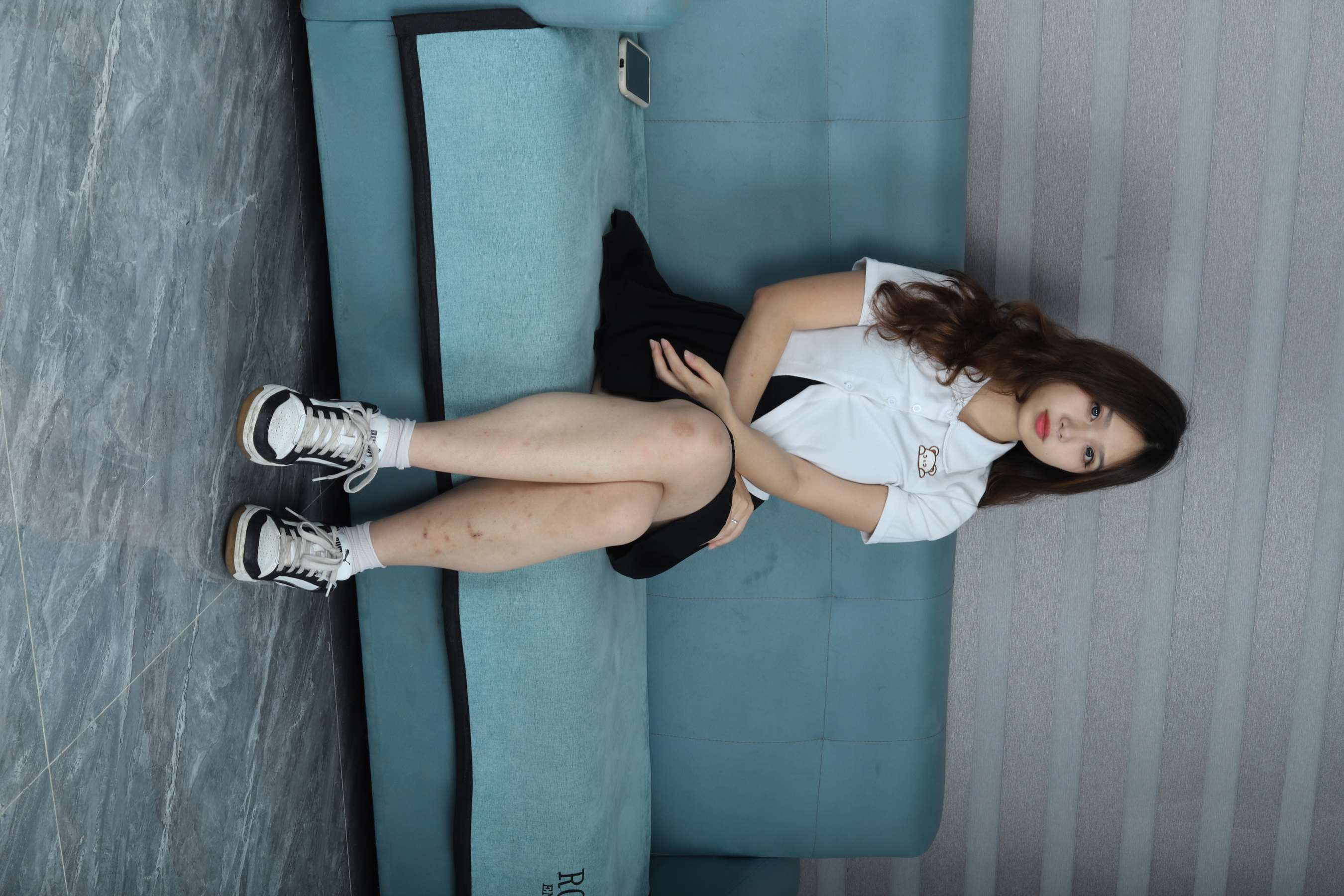 《伶伶脱鞋袜展嫩足》作品图