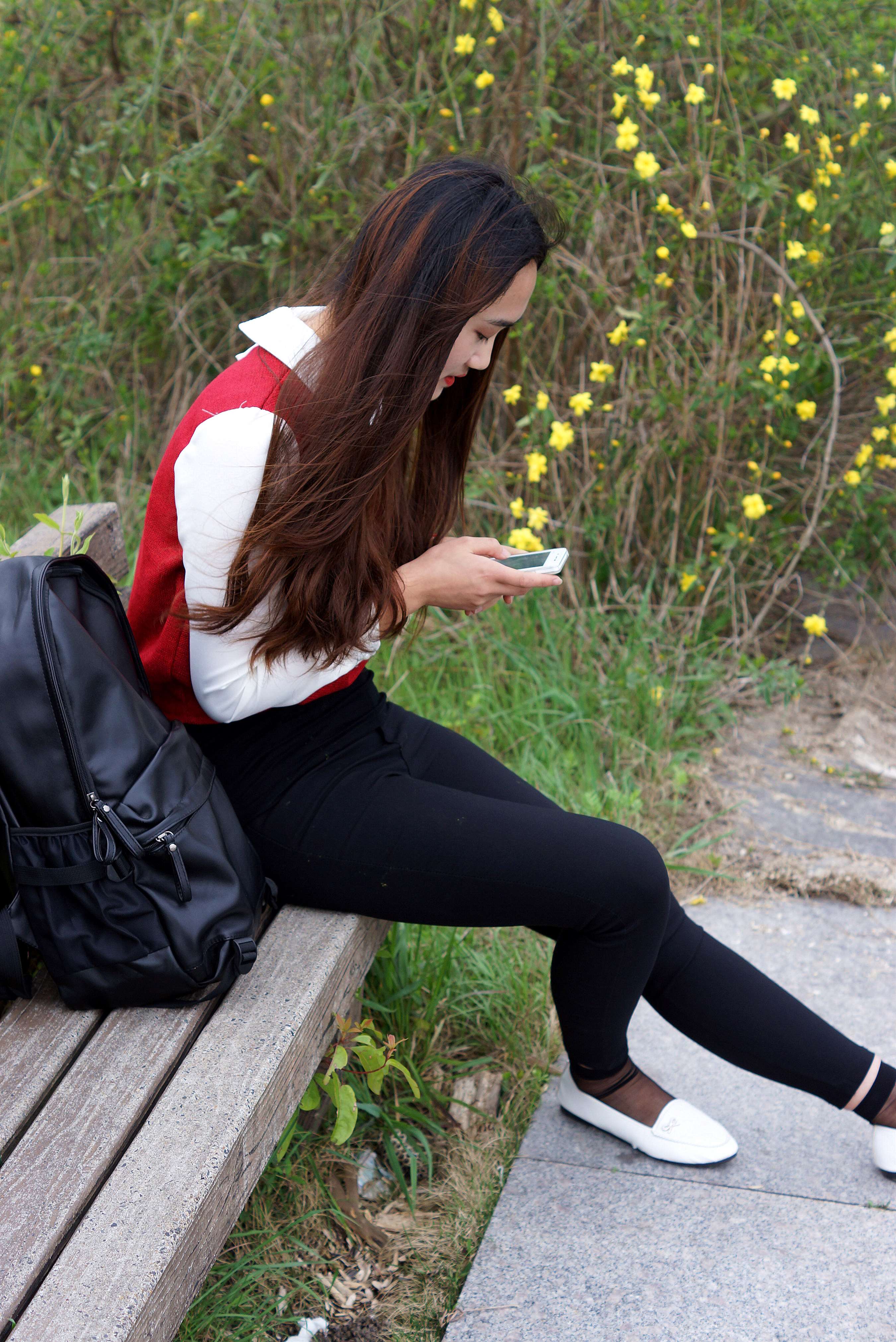 《妹子一坐下来就脱鞋透气》作品图